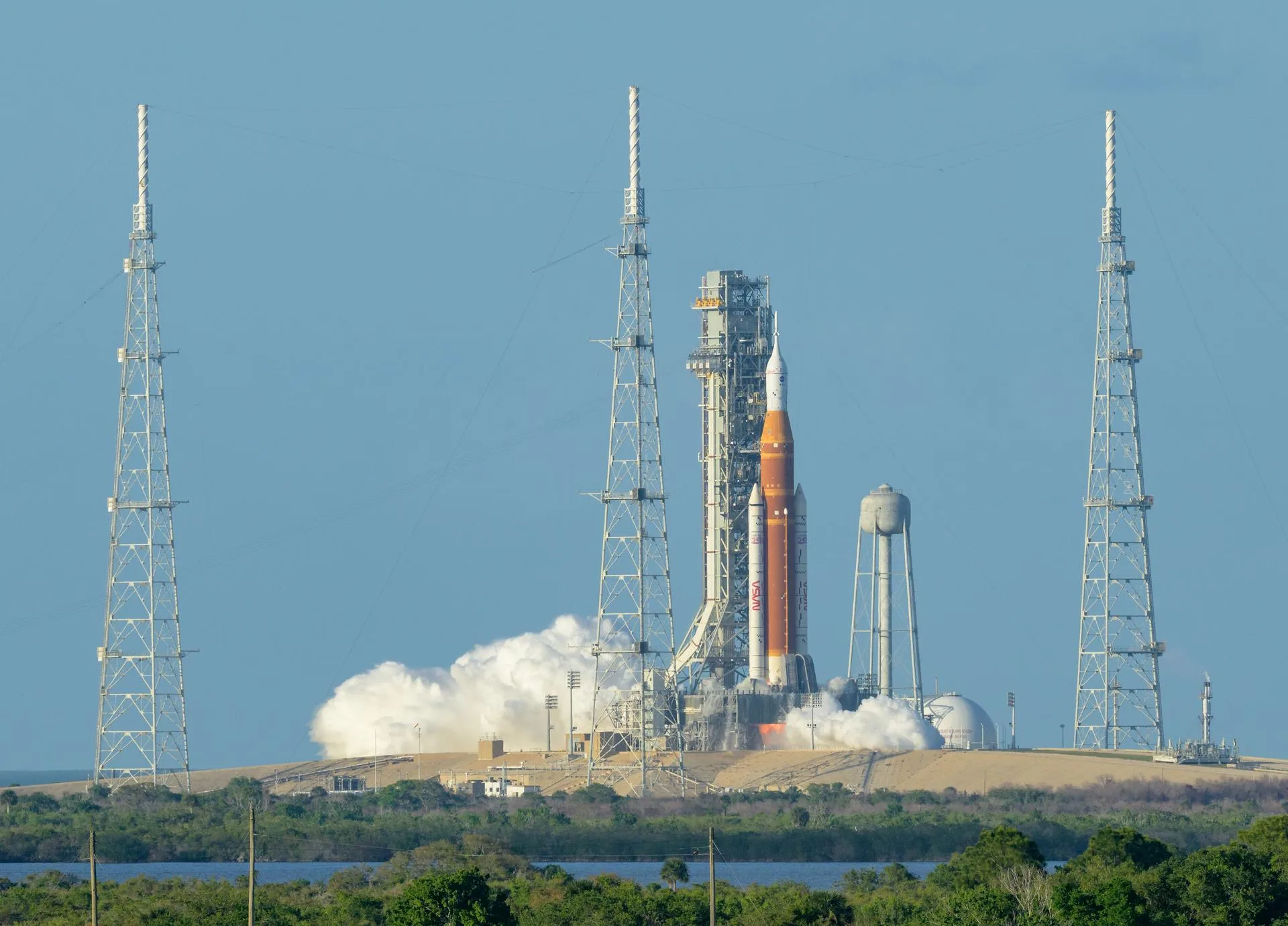 NASA'nın SLS roketi, Artemis II astronotlarını taşıyan Orion kapsülüyle Florida'dan havalanıyor (1 Nisan 2026).