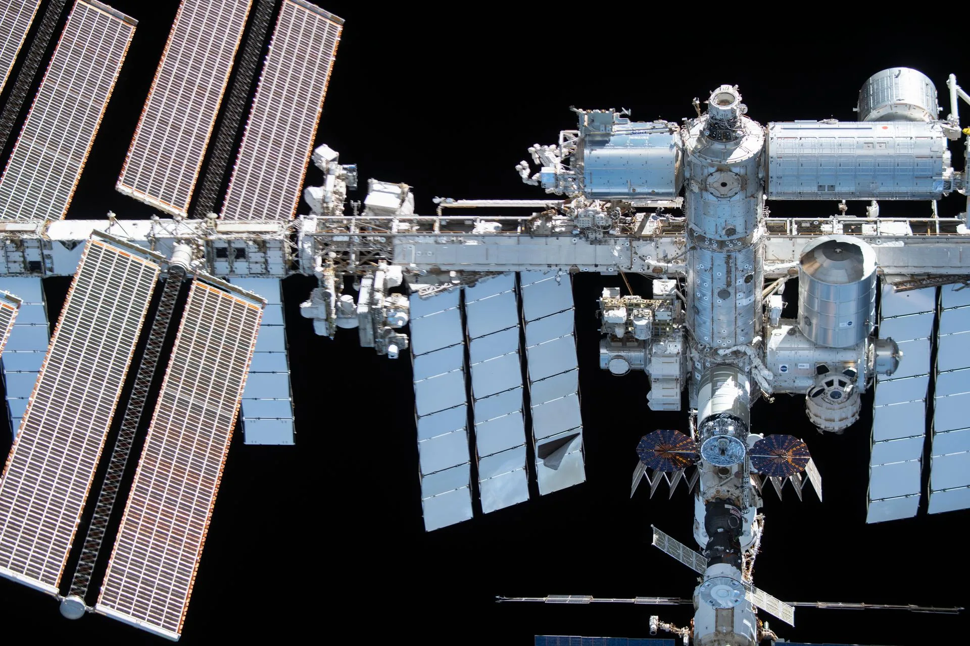 İstasyon, 8 Kasım 2021'de ayrılan Crew Dragon'dan görünüyor. Yaklaşık 420 tonluk bu yapı, atmosfere kontrolsüz girdiğinde parçaları geniş bir alana dağılabileceği için indirilmesi özel bir araç gerektiriyor.