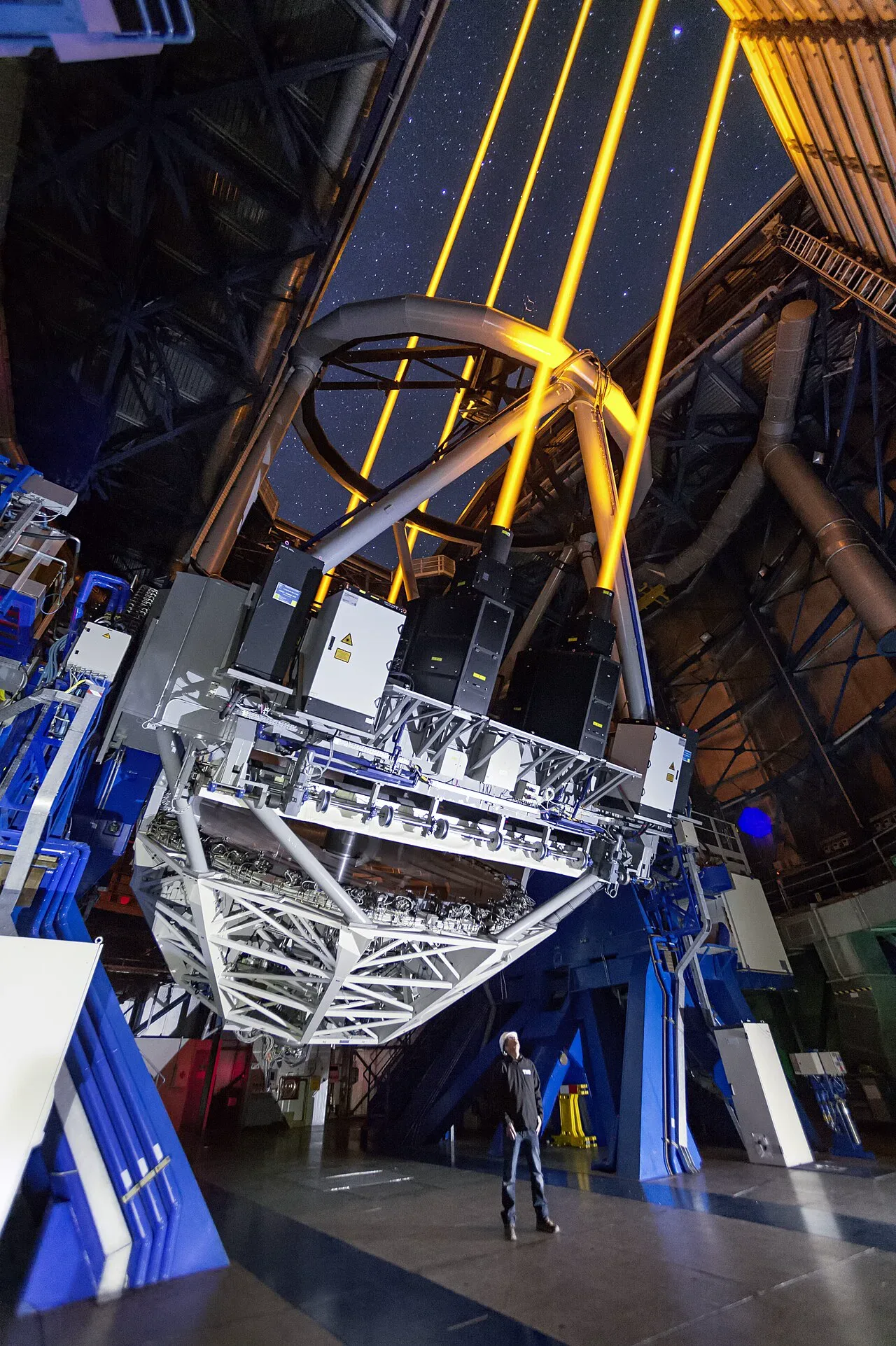 Paranal'ın turuncu ışınları: VLT'nin lazerleri atmosferin bulanıklığını nasıl siliyor