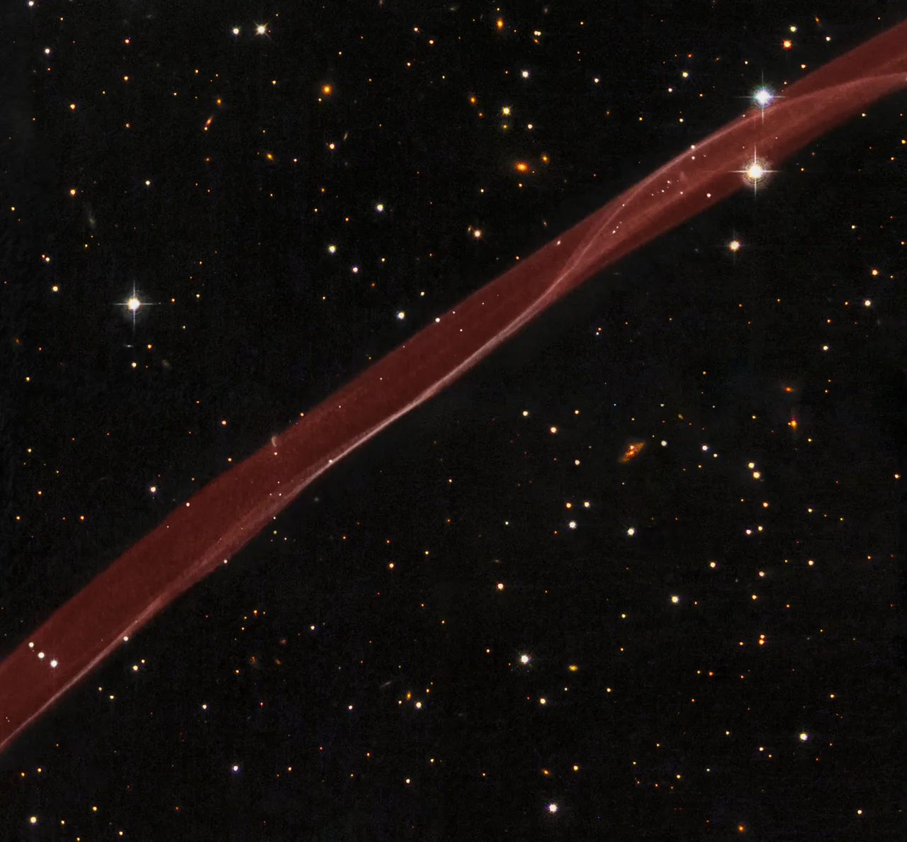 Hubble'ın gözünden SN 1006 kalıntısının ince bir kesiti: patlamanın şok dalgası çevredeki seyrek gaza çarptığı yerde ince bir ışık şeridi oluşturuyor