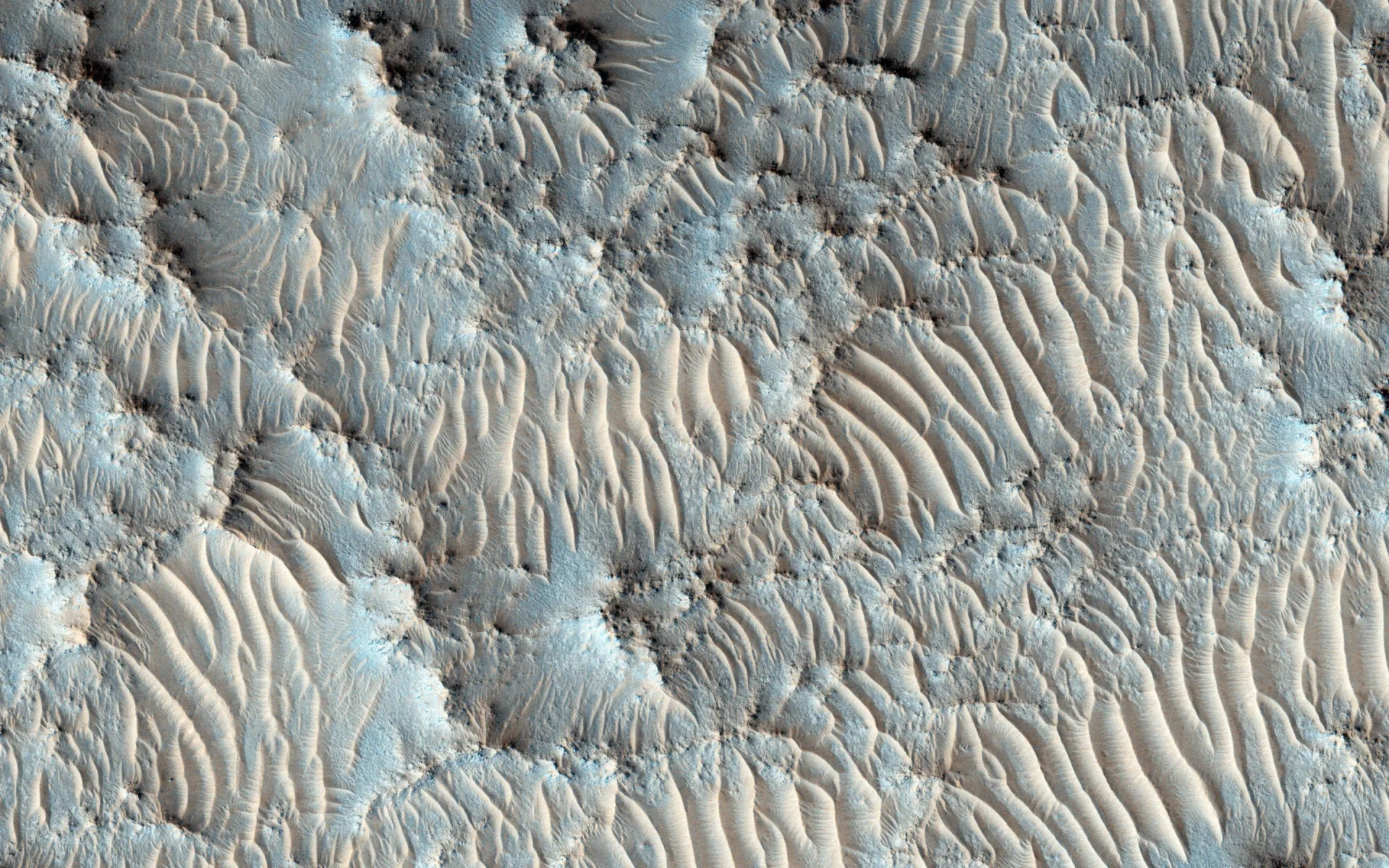NASA'nın Mars Reconnaissance Orbiter aracındaki HiRISE kamerasıyla görülen Jezero Krateri; görüntü, krater 2020 görevi için aday iniş yerleri arasındayken yayımlandı.
