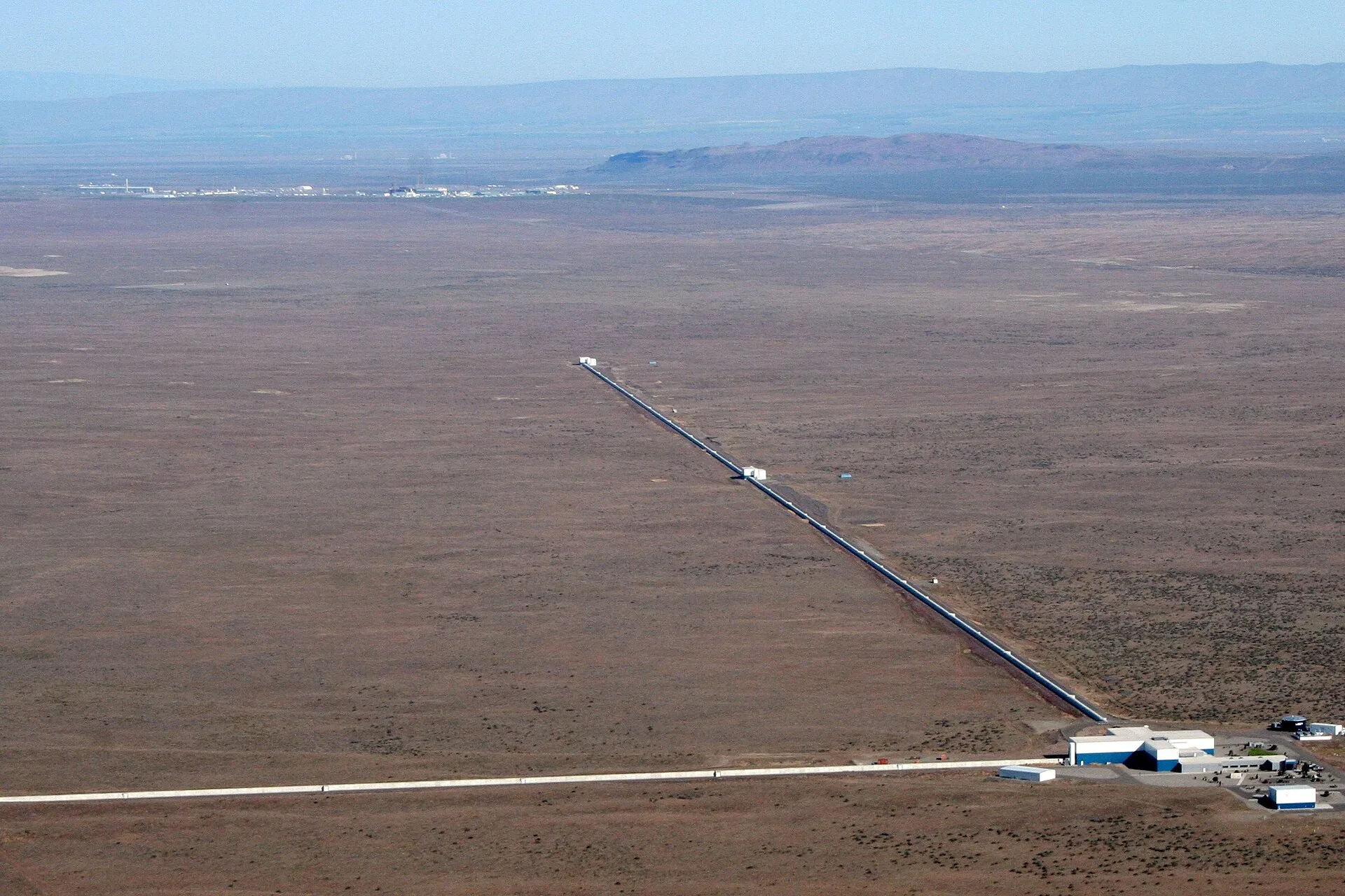 LIGO'nun Hanford gözlemevi. Kütleçekimi dalgalarının mesafeyle nasıl zayıfladığı, kütleçekiminin fazladan boyutlara sızdığı hipotezini sınamanın bir yolu oldu.
