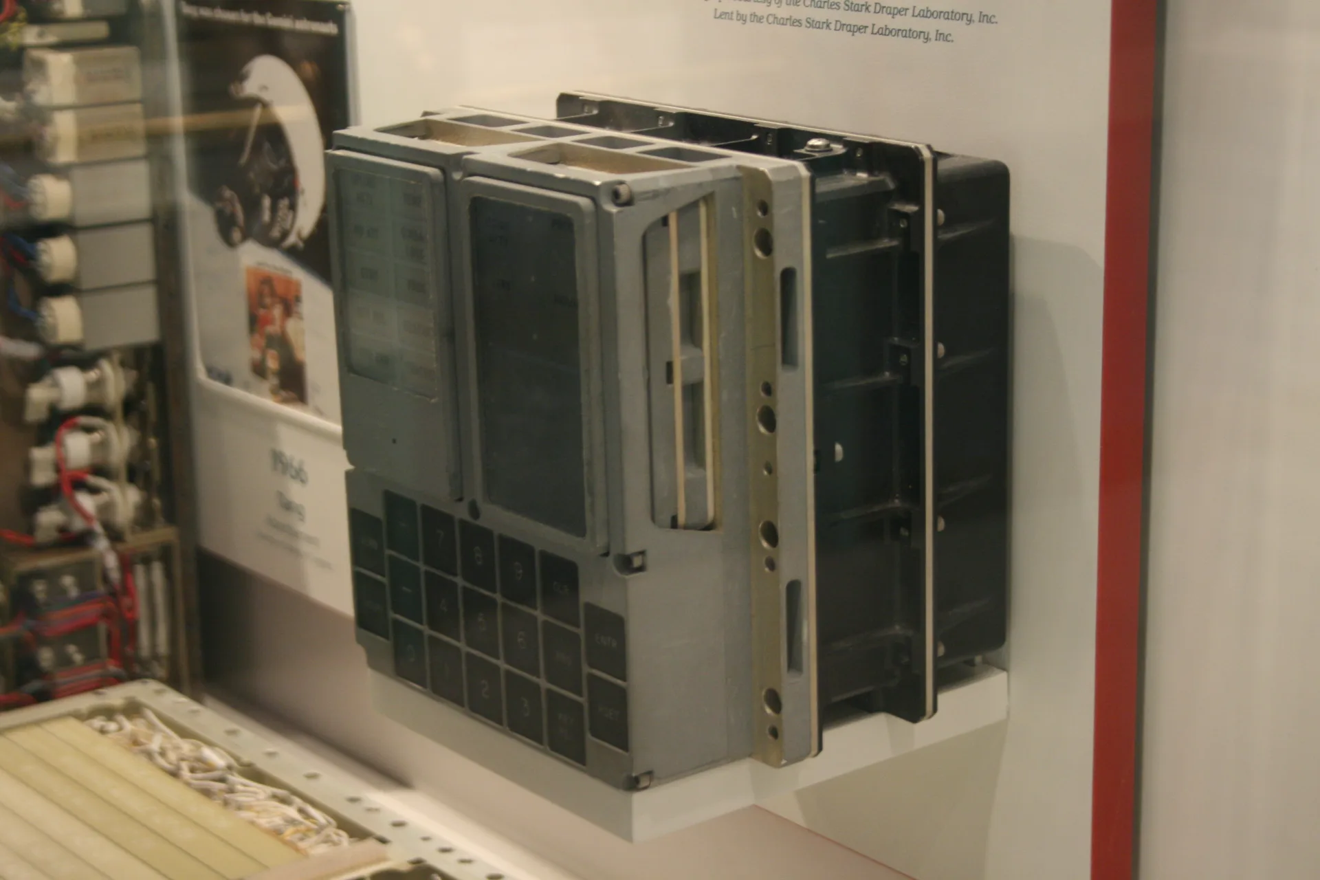 Apollo rehber bilgisayarının astronotların kullandığı DSKY (görüntü ve tuş takımı) birimi; Washington'daki Ulusal Hava ve Uzay Müzesi'nde.