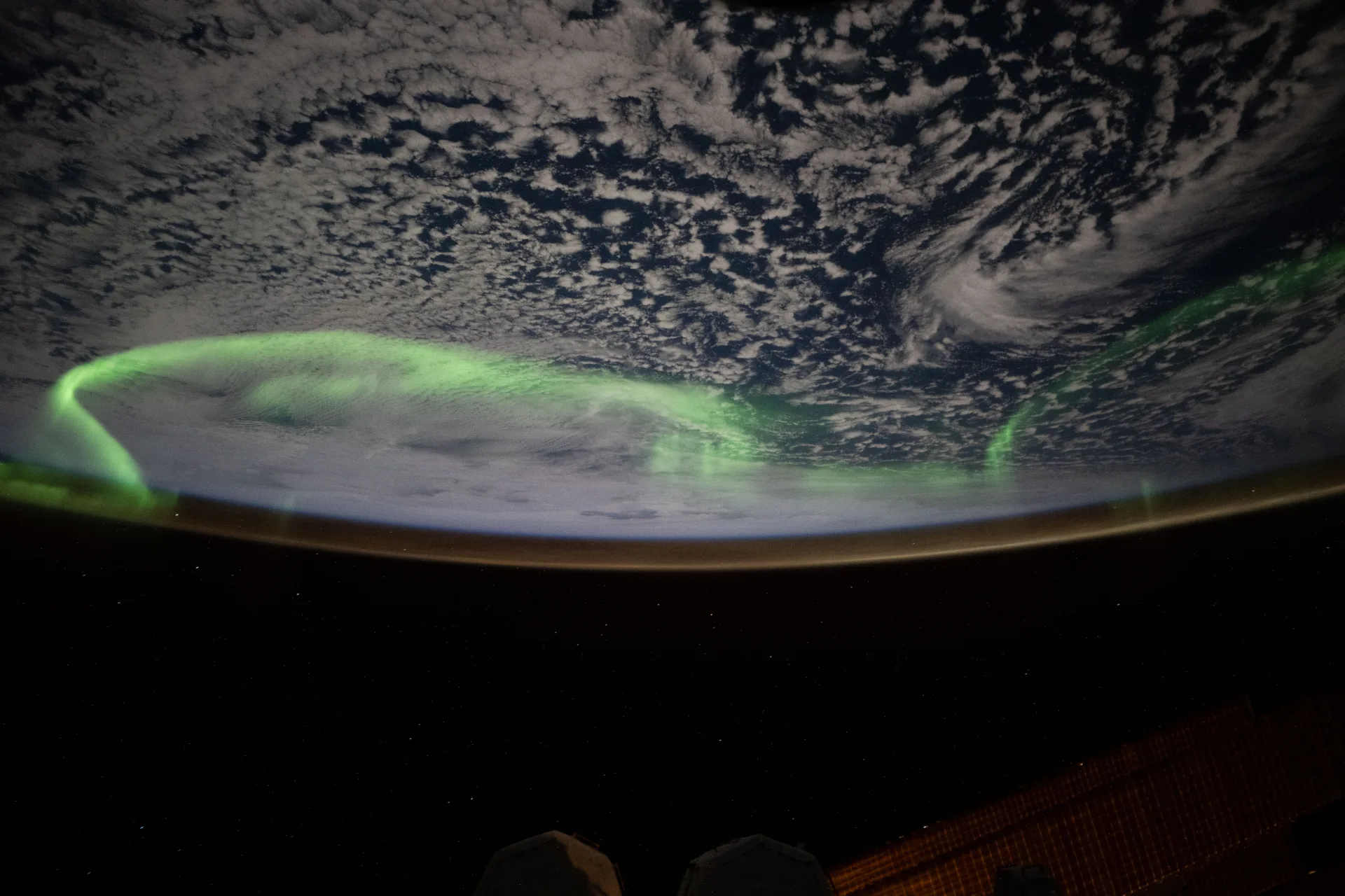 Uluslararası Uzay İstasyonu'ndan 12 Haziran 2025'te, Avustralya ile Antarktika arasında Hint Okyanusu üzerinde fotoğraflanan güney ışıkları (aurora australis).