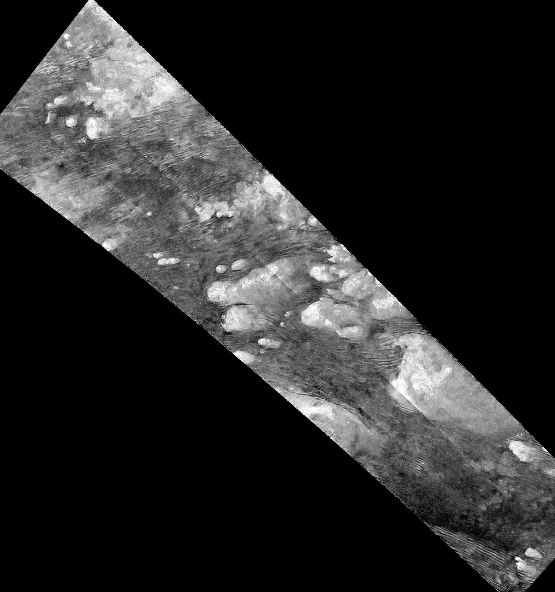 Cassini radarının görüntülediği Titan'daki Shangri-La kum denizi: koyu çizgiler halinde uzanan yüzlerce kum tepesi