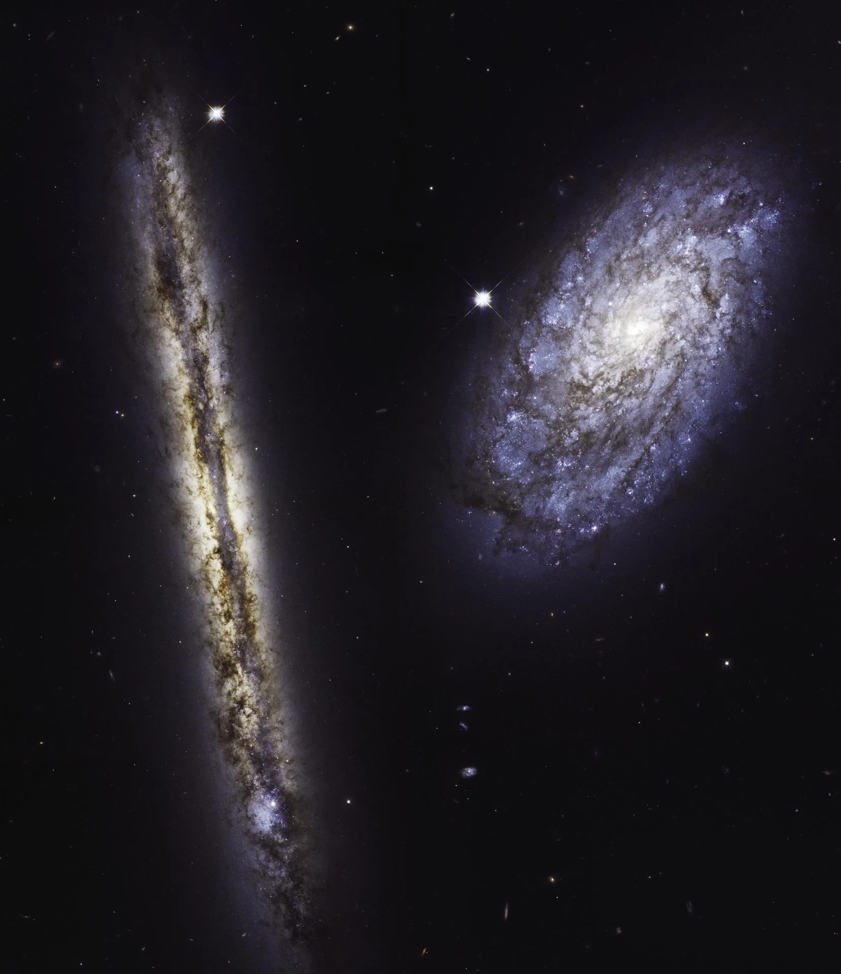 Hubble'ın 27. yılı için görüntülediği NGC 4302 (yandan) ve NGC 4298 (eğik) sarmal gökadaları; Samanyolu'nun dışarıdan nasıl görüneceğine dair bir fikir veriyor