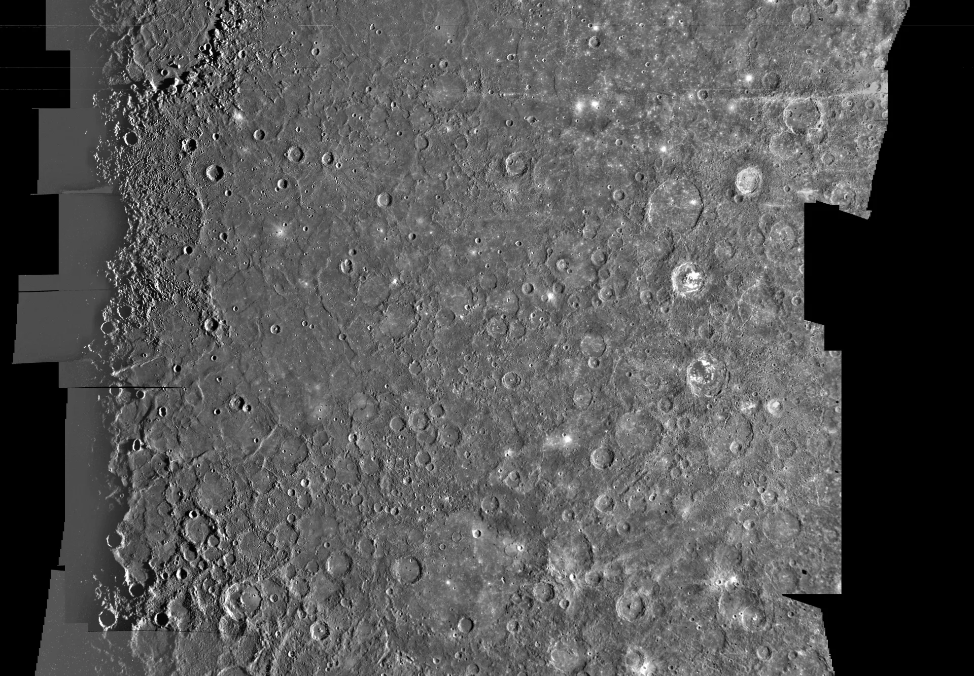 Mariner 10 görüntülerinden oluşturulan Tolstoj bölgesi mozaiği. Bölge, adını alt orta kısımdaki eski Tolstoj kraterinden alır.