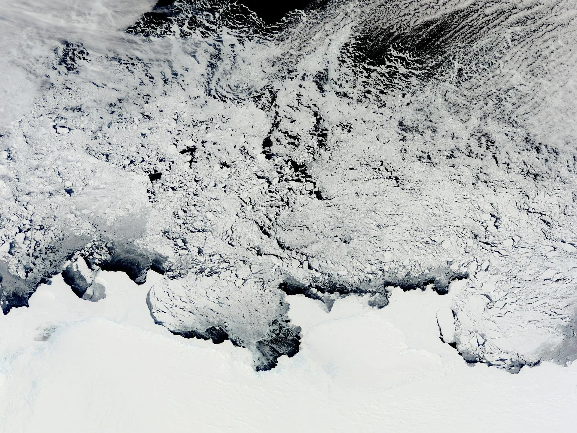 NASA'nın Terra uydusundaki MODIS aracıyla 2 Kasım 2011'de görüntülenen Antarktika kıyıları