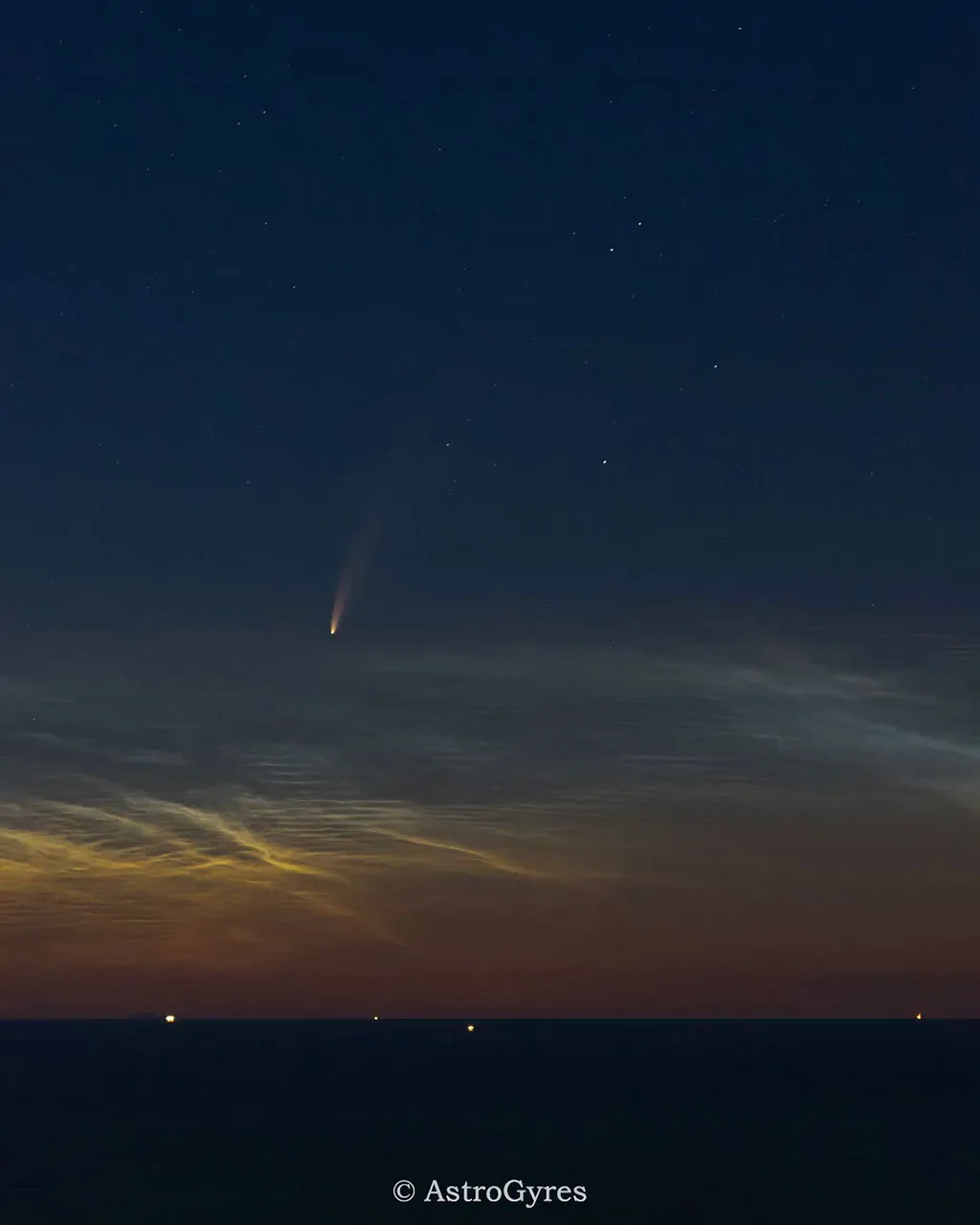 NEOWISE kuyruklu yıldızı Adriyatik üzerinde gece bulutlarıyla doğuyor