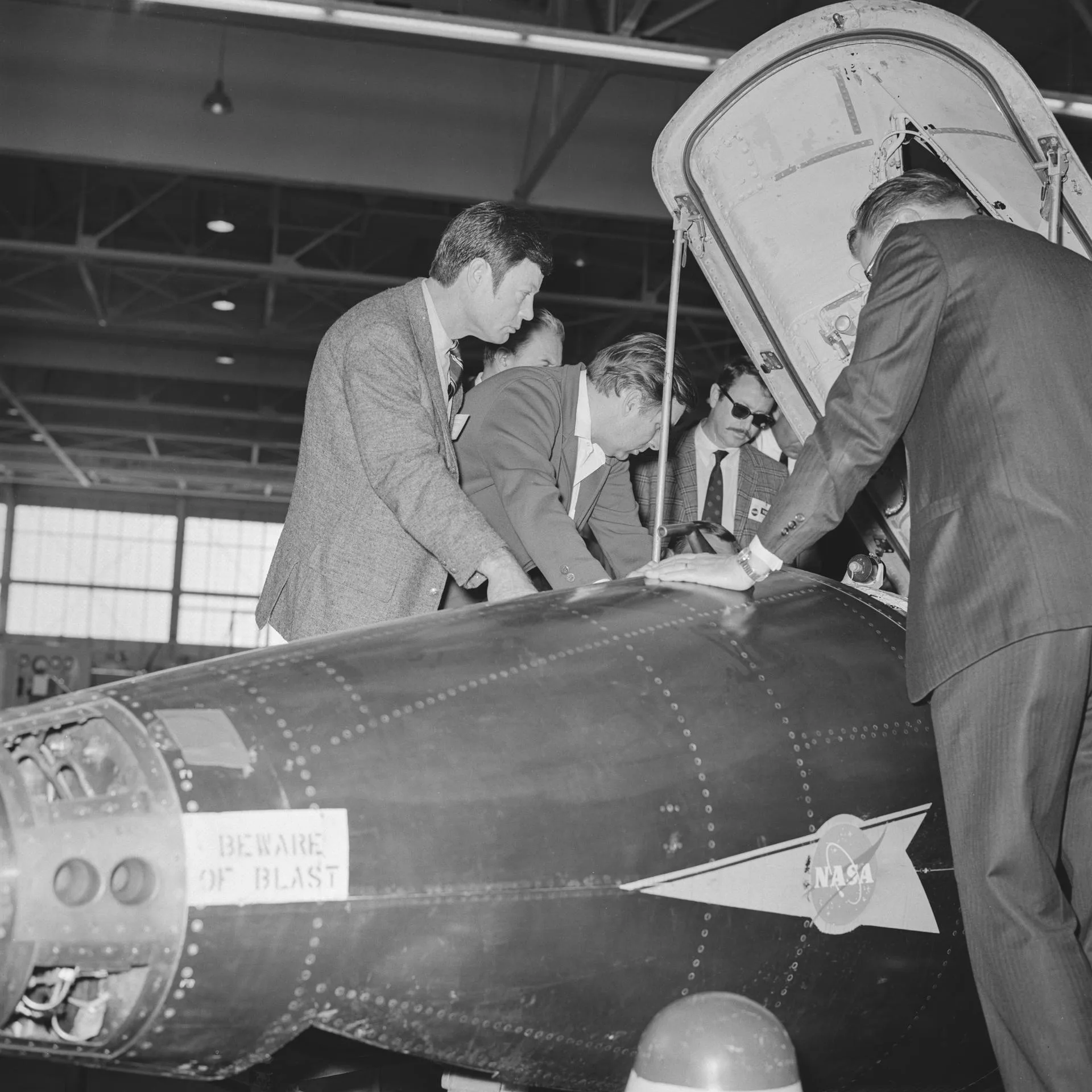 Uzay Yolu'nun yaratıcısı Gene Roddenberry ve Dr. McCoy'u canlandıran DeForest Kelley, 1967'de NASA'nın Dryden uçuş araştırma merkezinde X-15 roket uçağının kokpitini inceliyor.