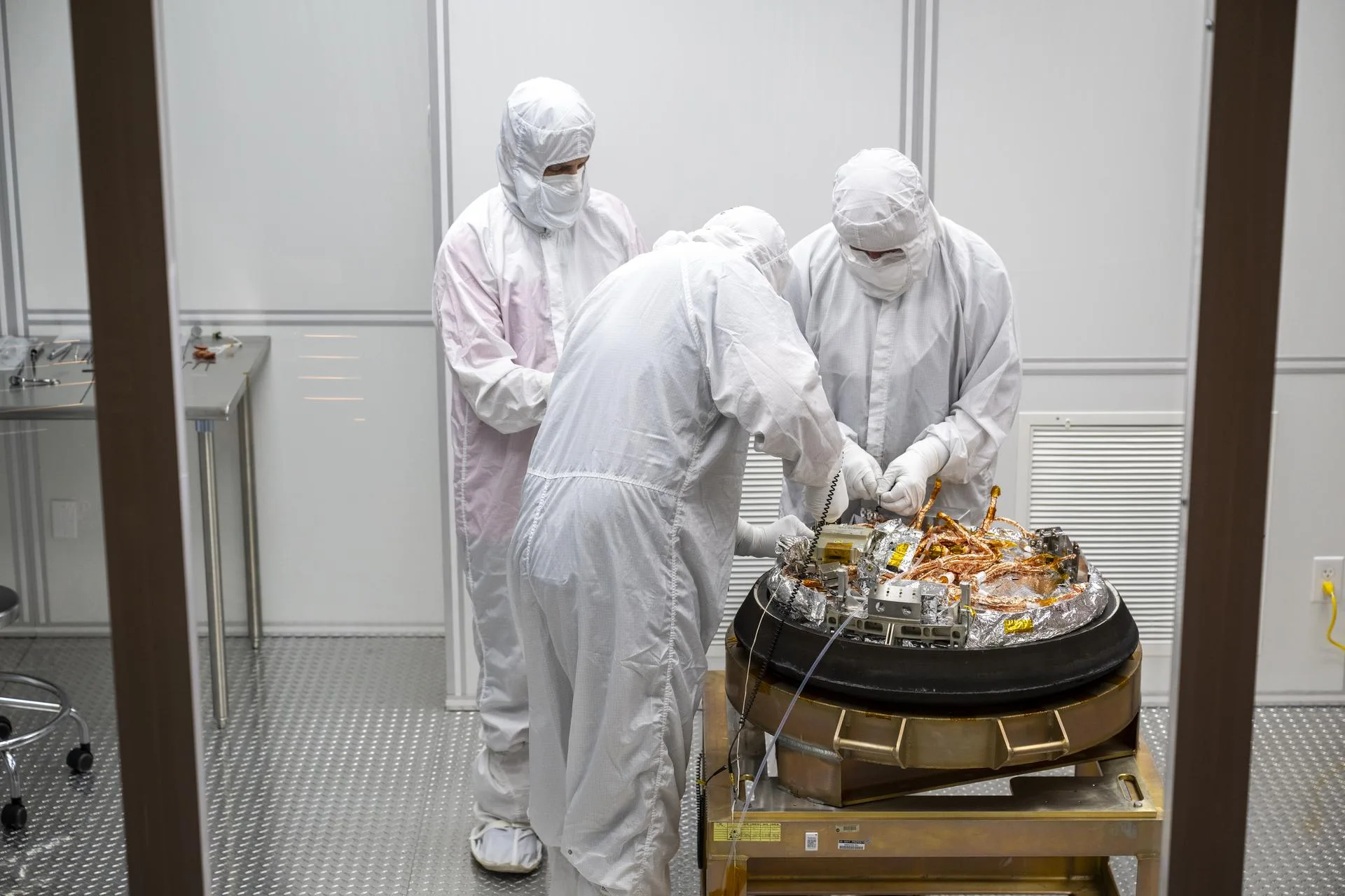 OSIRIS-REx'in Bennu örneğini taşıyan kapsül, 24 Eylül 2023'te Utah'ta kurulan temiz odada inceleniyor