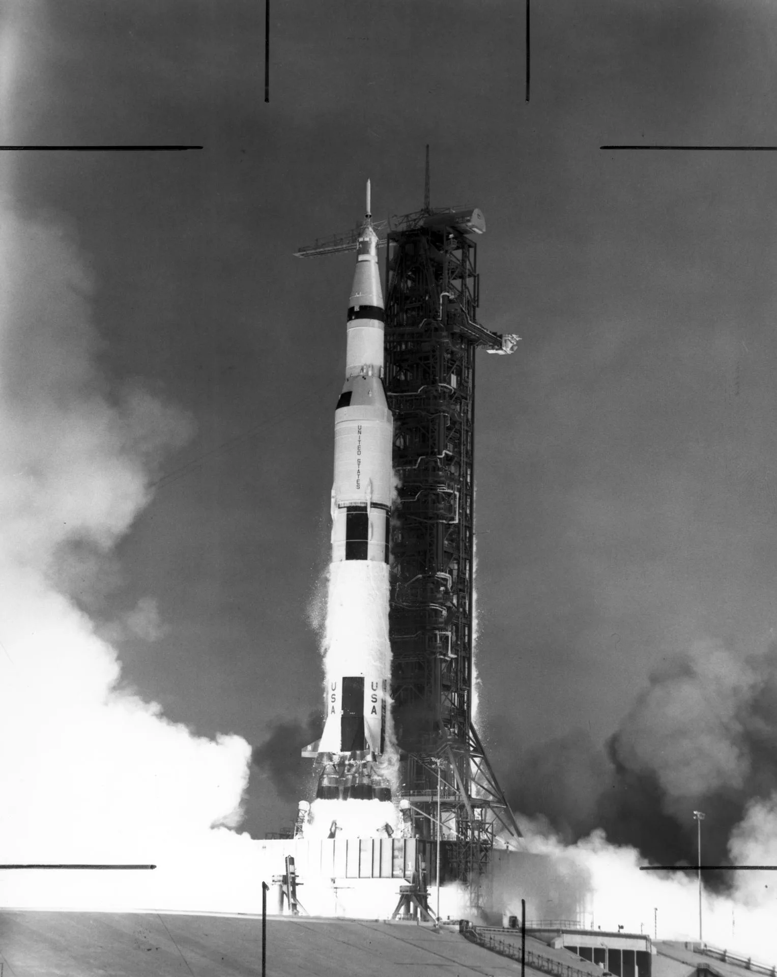 Apollo 11'i taşıyan Saturn V, 16 Temmuz 1969'da Kennedy Uzay Merkezi'nden kalkıyor