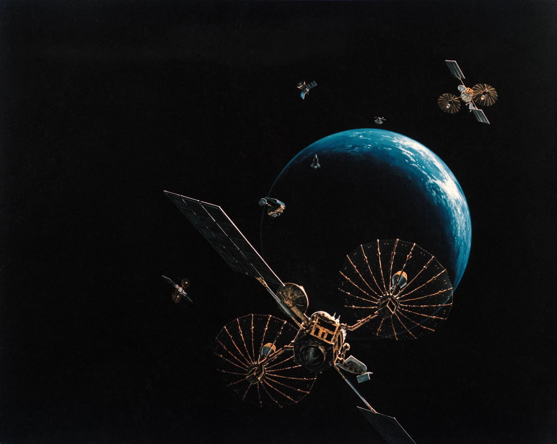 NASA'nın İzleme ve Veri Aktarma Uydusu'nun (TDRS) yörüngedeki hâlini gösteren 1990 tarihli bir çizim