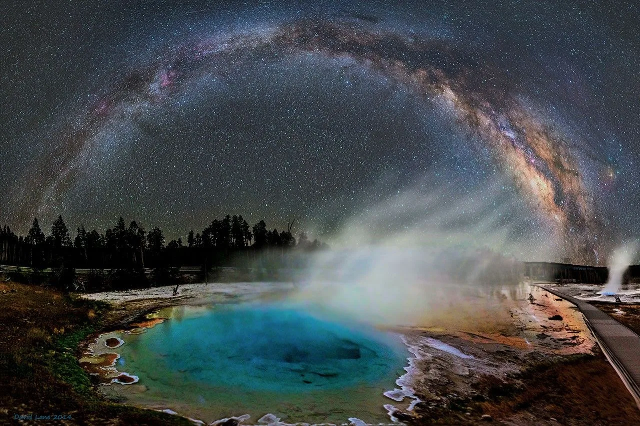 Yellowstone'da sıcak su kaynağının üzerinde yükselen Samanyolu