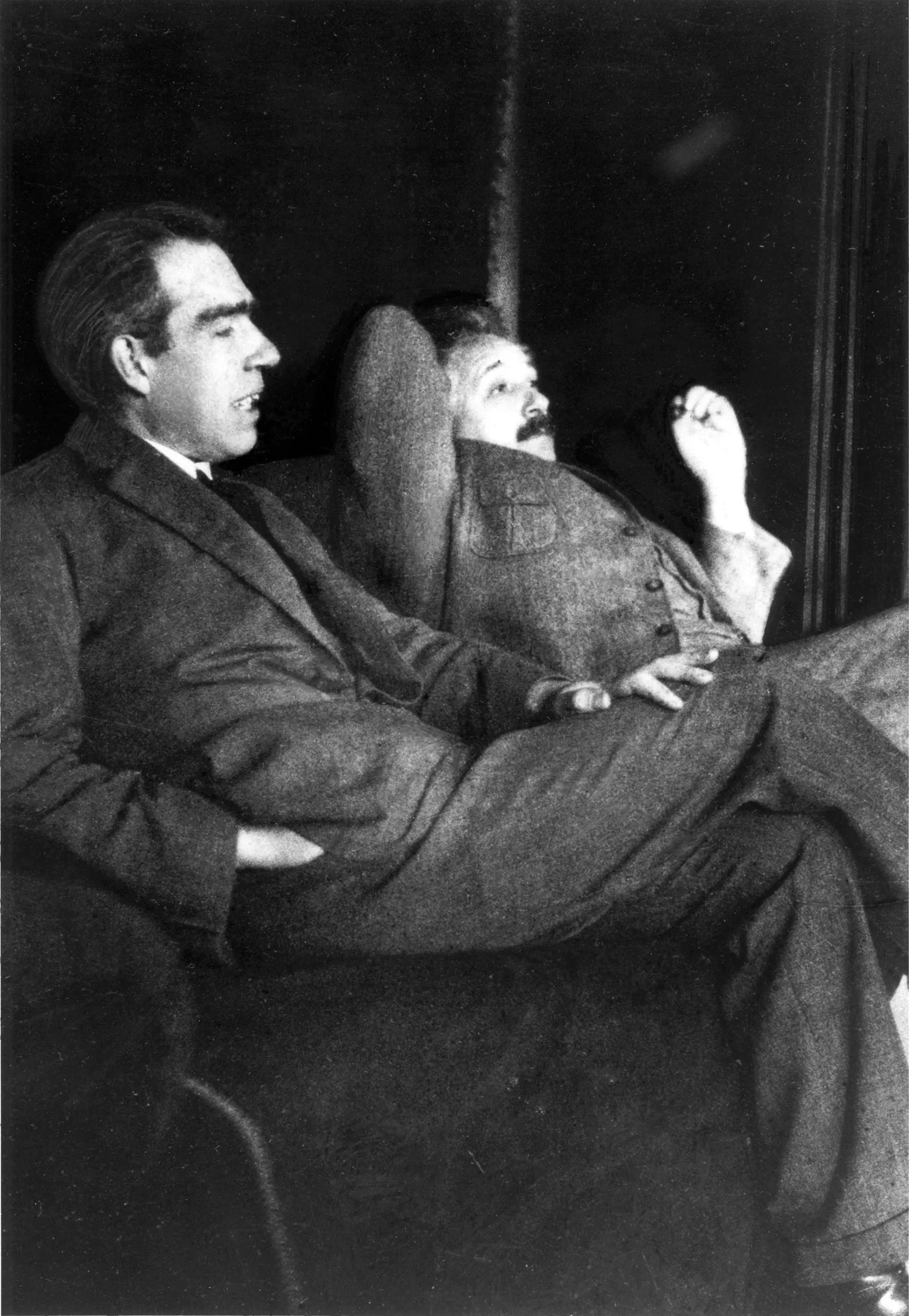 Niels Bohr ve Albert Einstein, 11 Aralık 1925'te Leiden'de Paul Ehrenfest'in evinde. Dolanıklık, aralarındaki uzun tartışmanın en keskin konusu oldu.