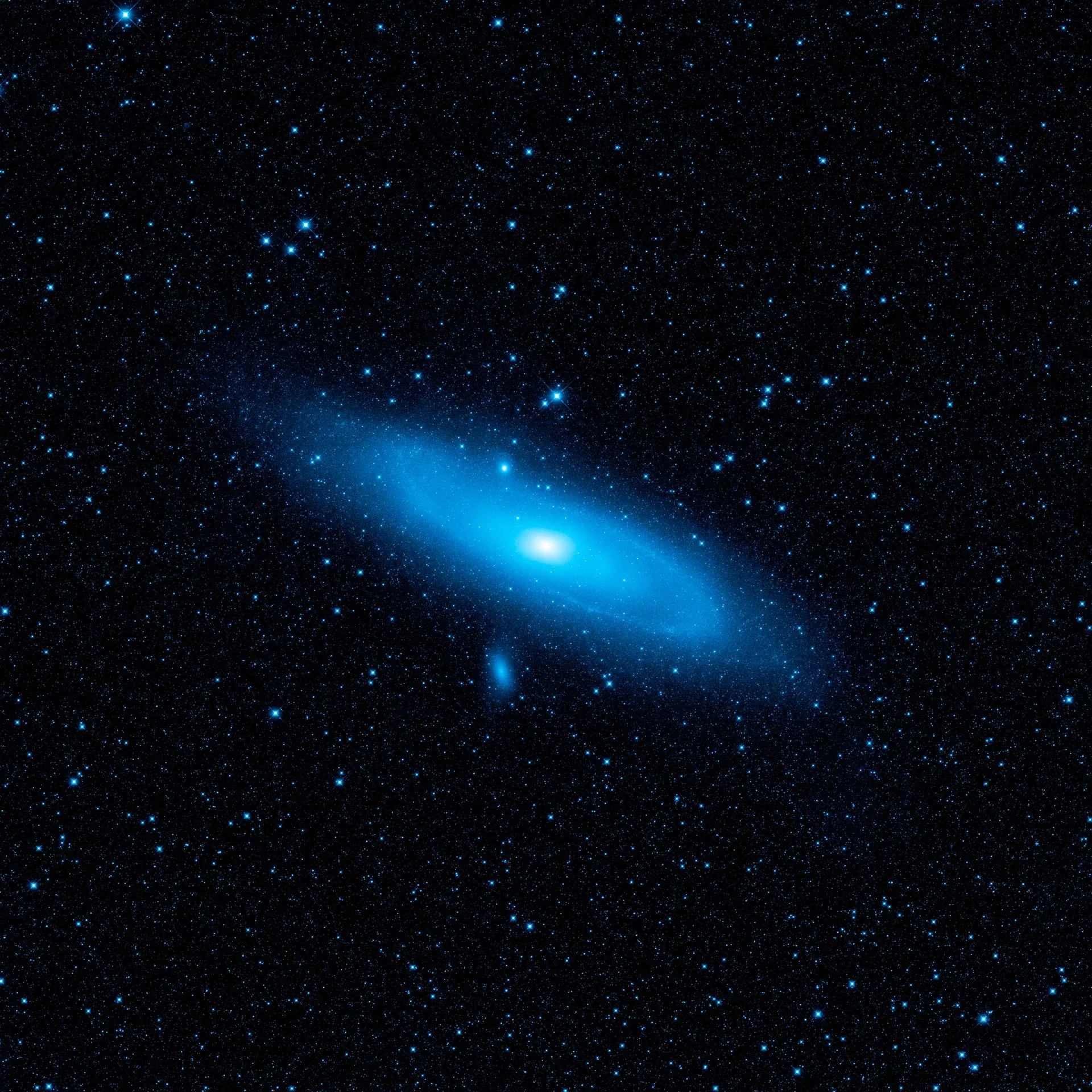 NASA'nın WISE kızılötesi teleskobuyla görüntülenen Andromeda gökadası; diskteki bükülme geçmişte yaşanmış bir çarpışmanın izi