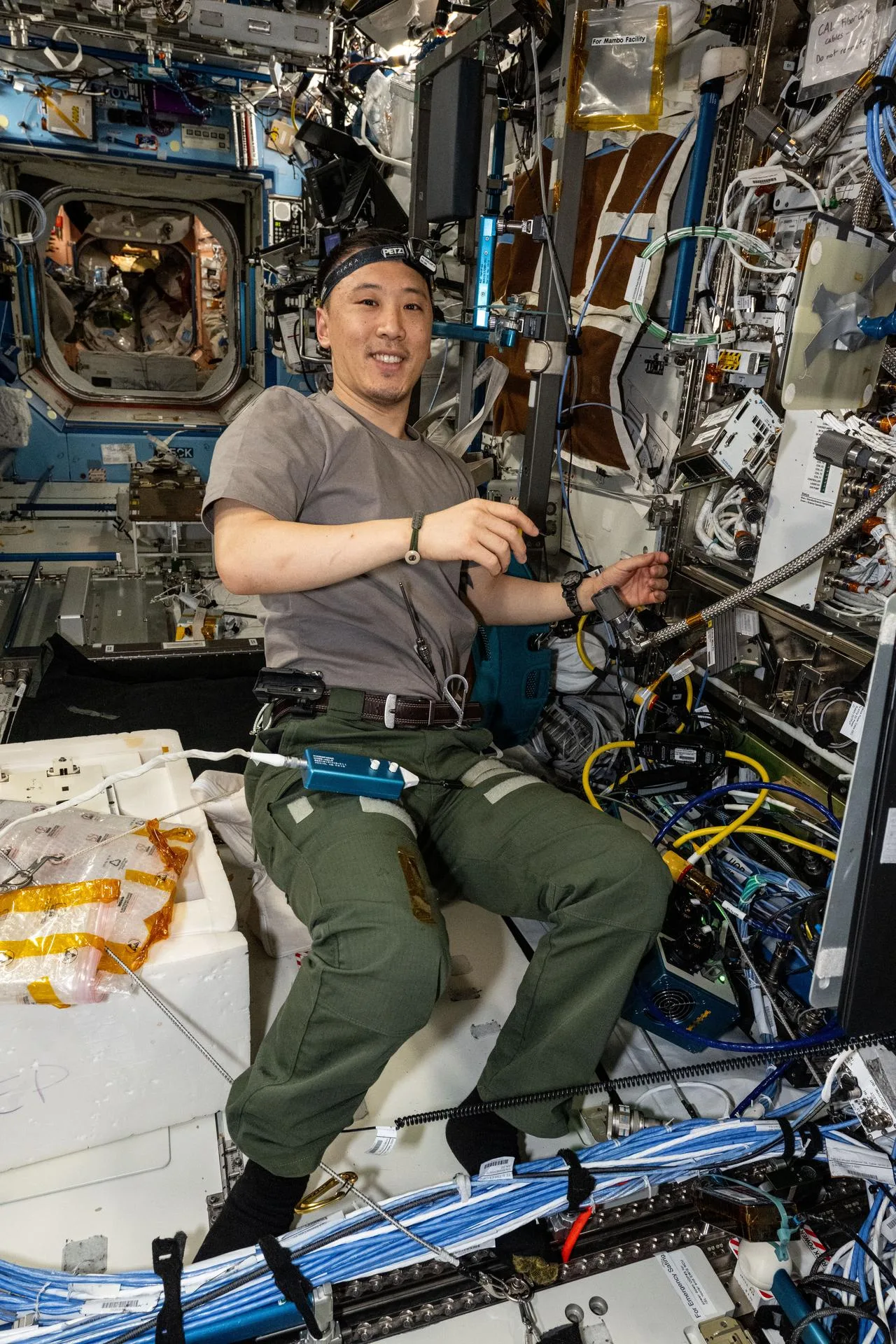 NASA astronotu Jonny Kim, Uzay İstasyonu'ndaki Soğuk Atom Laboratuvarı'nda donanım değiştiriyor
