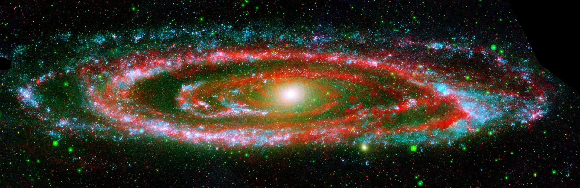 NASA'nın GALEX ve Spitzer teleskoplarının verilerini birleştiren bileşik görüntüde Andromeda gökadası