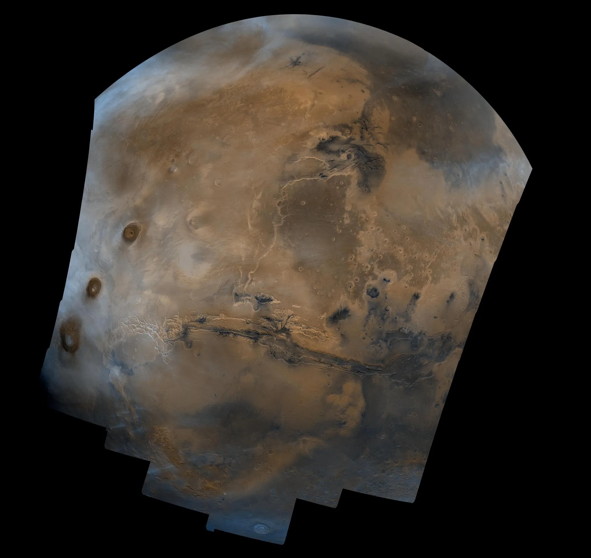 Viking yörünge araçlarının görüntülerinden oluşturulan Mars yarımküresi; ortadaki yarık, Güneş Sistemi'nin en büyük kanyon sistemi Valles Marineris.
