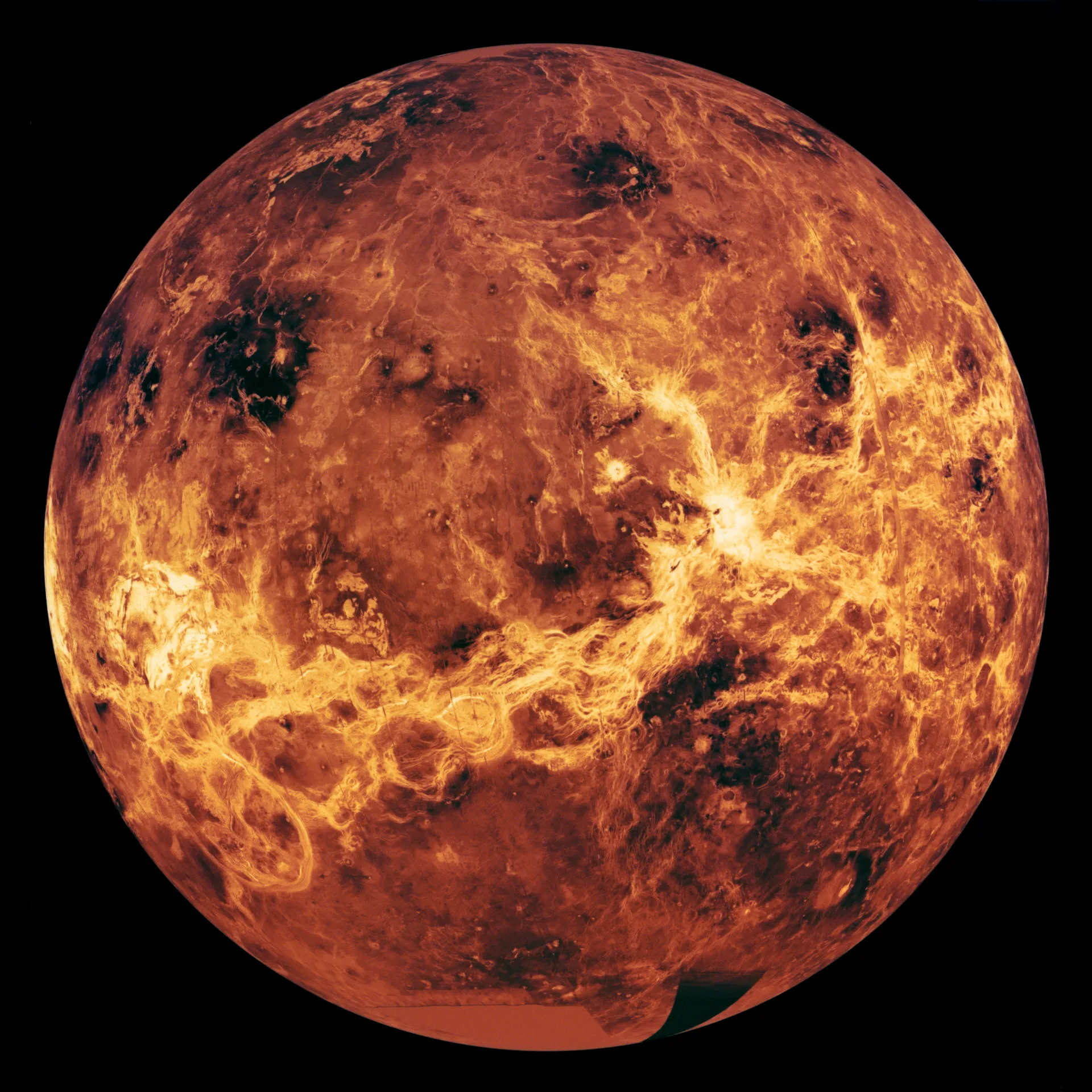 Magellan radar mozaikleri, Pioneer Venus ve Venera verileriyle oluşturulmuş küresel Venüs görünümü. Renkler, Venera iniş araçlarının yüzey fotoğraflarına dayanılarak benzetimle verilmiştir.