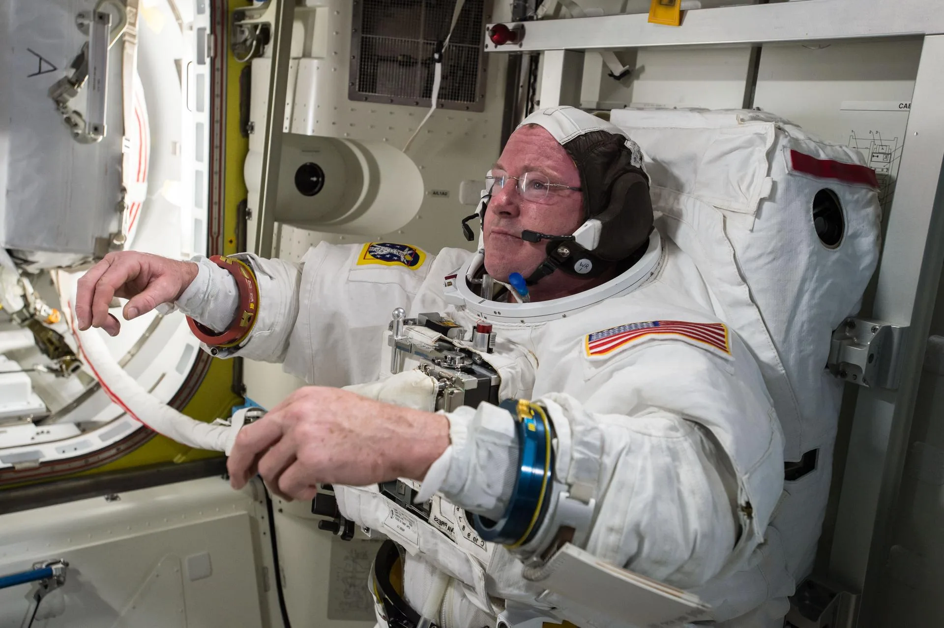 Barry Wilmore uzay yürüyüşü öncesinde uzay giysisini kontrol ediyor; Wilmore belgeselde yer alan astronotlardan biri