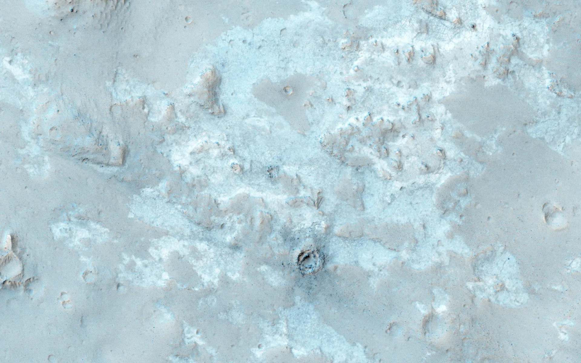 NASA'nın Mars Reconnaissance Orbiter aracından Gale Krateri'nin kuzeybatı tabanı: Sharp Dağı ile krater kenarı arasındaki bu alan, Curiosity'nin iniş noktasının batısında.