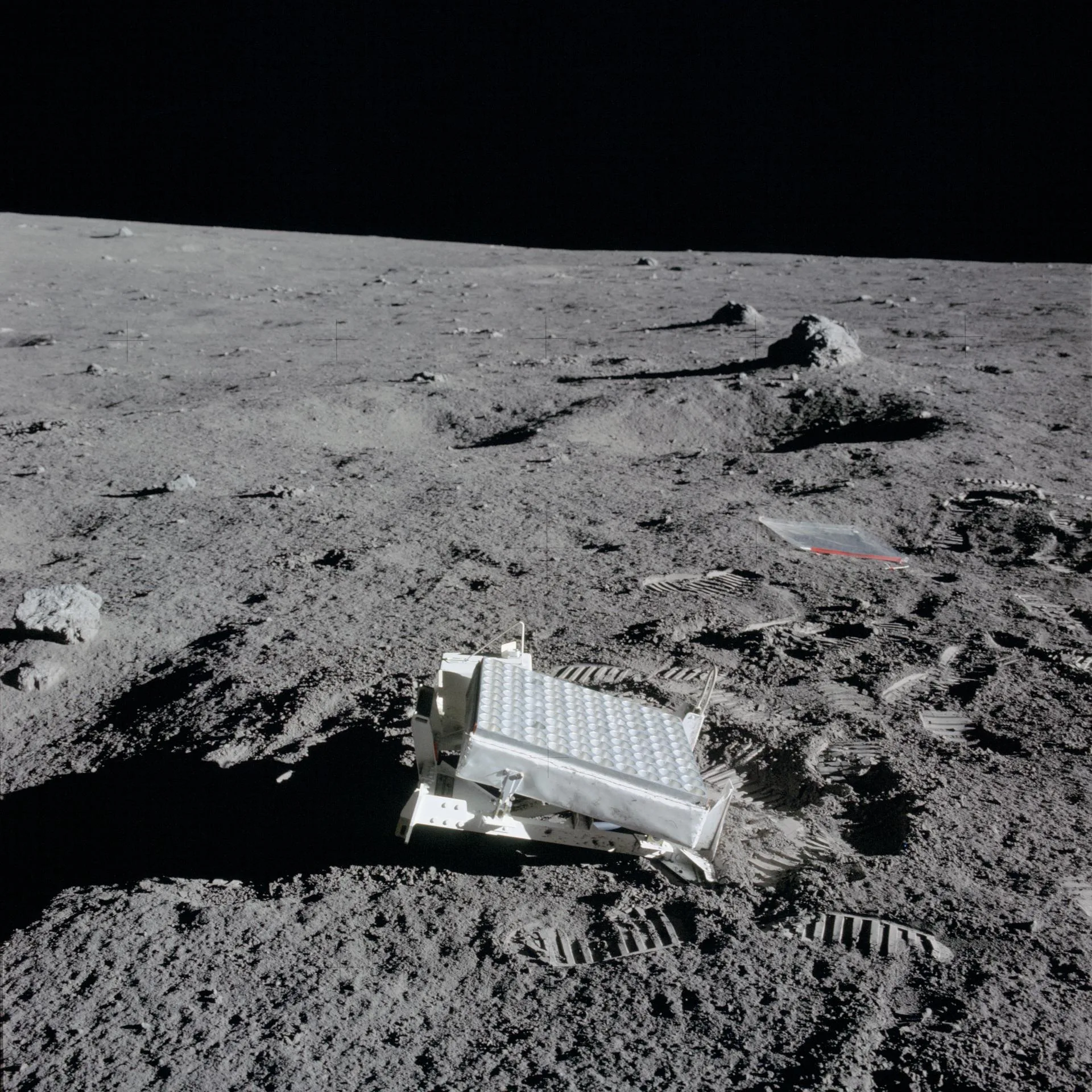 Apollo 14 astronotlarının Şubat 1971'de Ay yüzeyine yerleştirdiği lazer yansıtıcısı. Dünya'dan gönderilen lazer darbeleri bu tür aynalardan yansıyarak geri dönüyor ve Ay'ın uzaklığı bu yolla ölçülüyor.