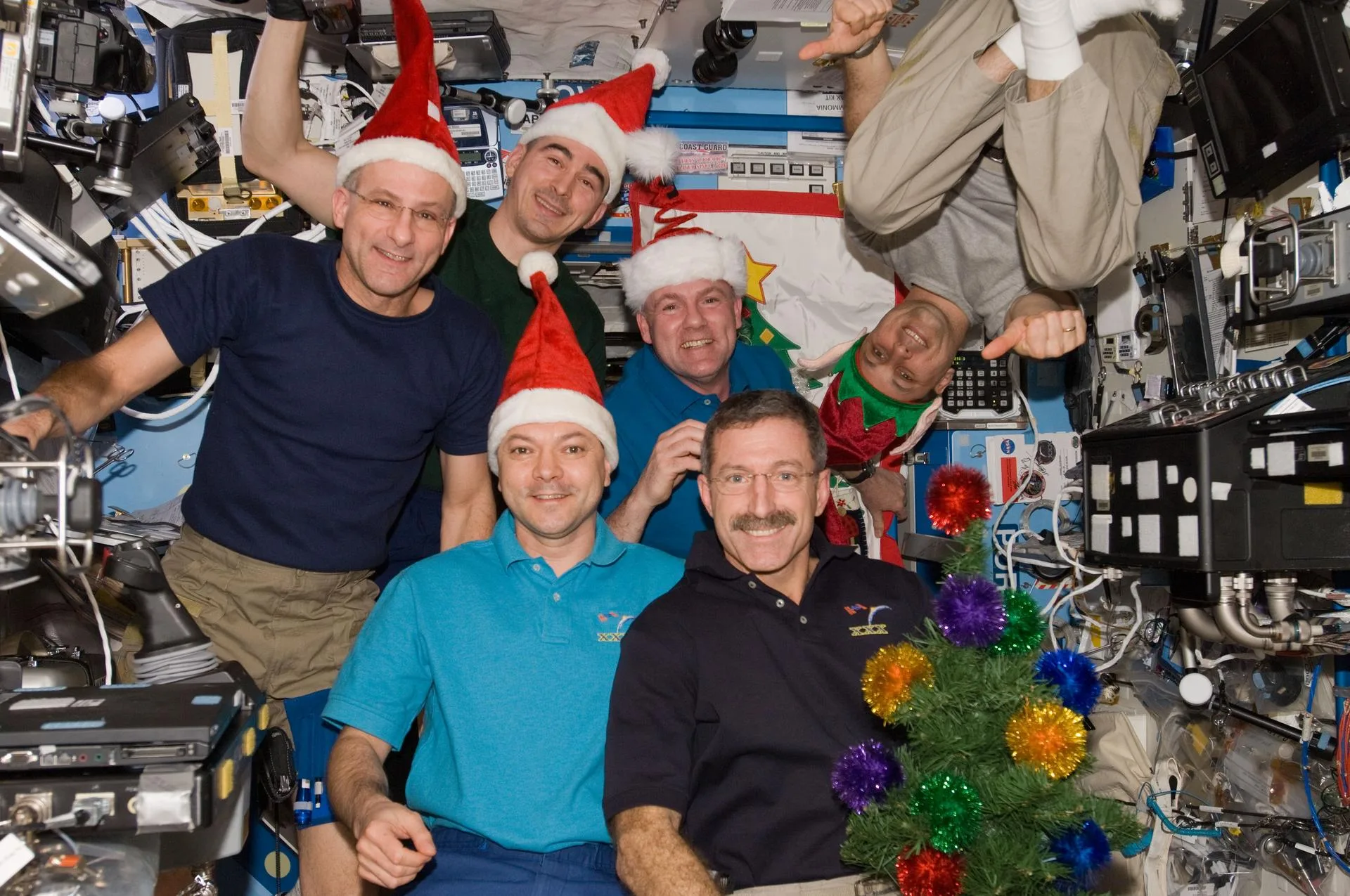 Uluslararası Uzay İstasyonu'ndaki Expedition 30 ekibi, 25 Aralık 2011'de ABD laboratuvar modülü Destiny'de Noel'i kutluyor