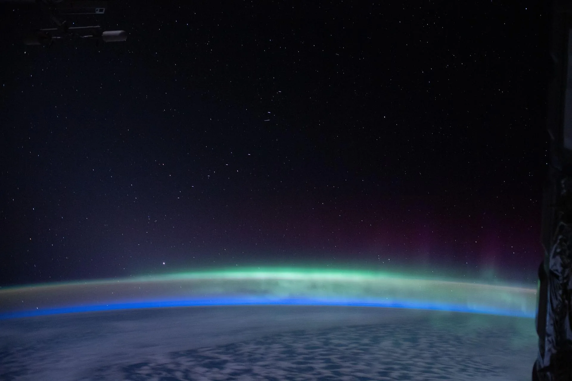 Uluslararası Uzay İstasyonu, 13 Nisan 2020'de Hint Okyanusu üzerinden geçerken güney kutup ışıkları. İstasyonda altı ay geçiren bir astronot, Dünya'dakilere göre birkaç milisaniye daha az yaşlanır.