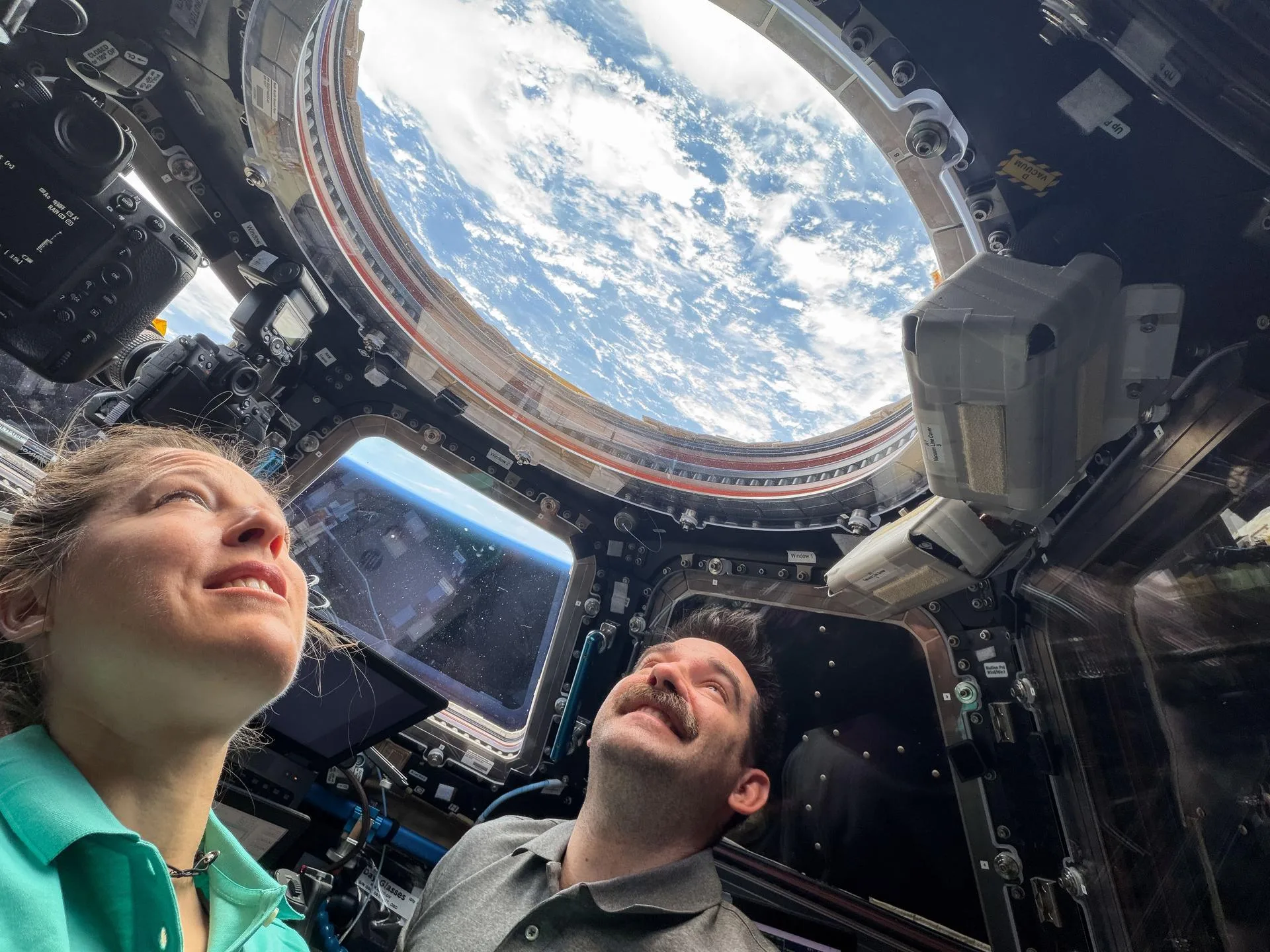 ESA astronotu Sophie Adenot ve NASA astronotu Jack Hathaway, 17 Mayıs 2026'da Cupola modülünün penceresinden Dünya'ya bakıyor. Video turların en çok uğradığı durak bu modül.