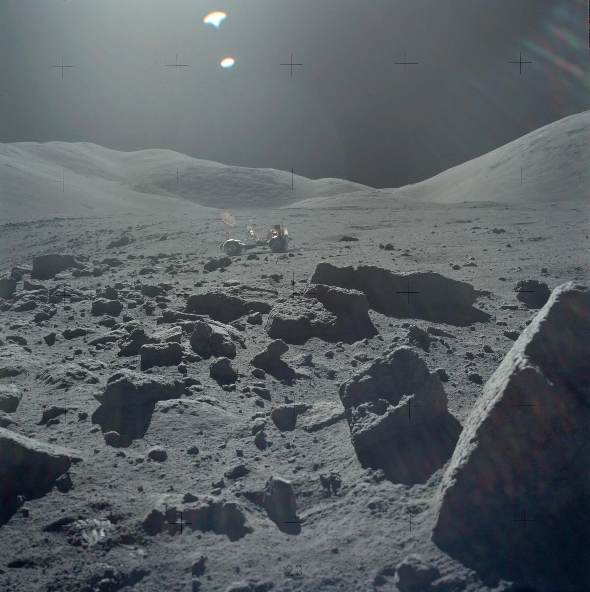 Apollo 17 astronotlarının Taurus-Littrow vadisinde çektiği görüntü; arka planda Ay gezgini görülüyor.