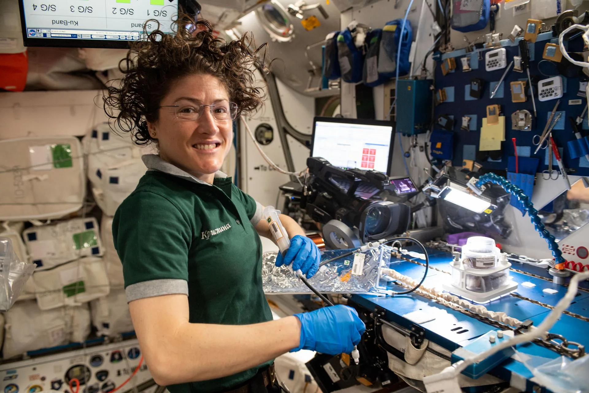 NASA astronotu Christina Koch, 2019'da Veggie PONDS donanımıyla marul ve mizuna yetiştirme çalışmasını yürütüyor. Uzayda tarım, hem gıda hem ruh sağlığı açısından uzun görevlerin ön koşulu sayılıyor.