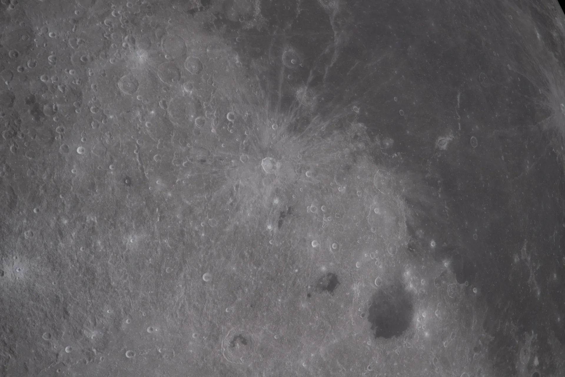 Artemis II astronotlarının 6 Nisan 2026'daki Ay geçişinde, yakın yüz ile uzak yüz arasındaki geçiş bölgesini gösteren fotoğrafı. Kraterli açık renkli yaylalar koyu volkanik düzlüklerle yan yana görülüyor.