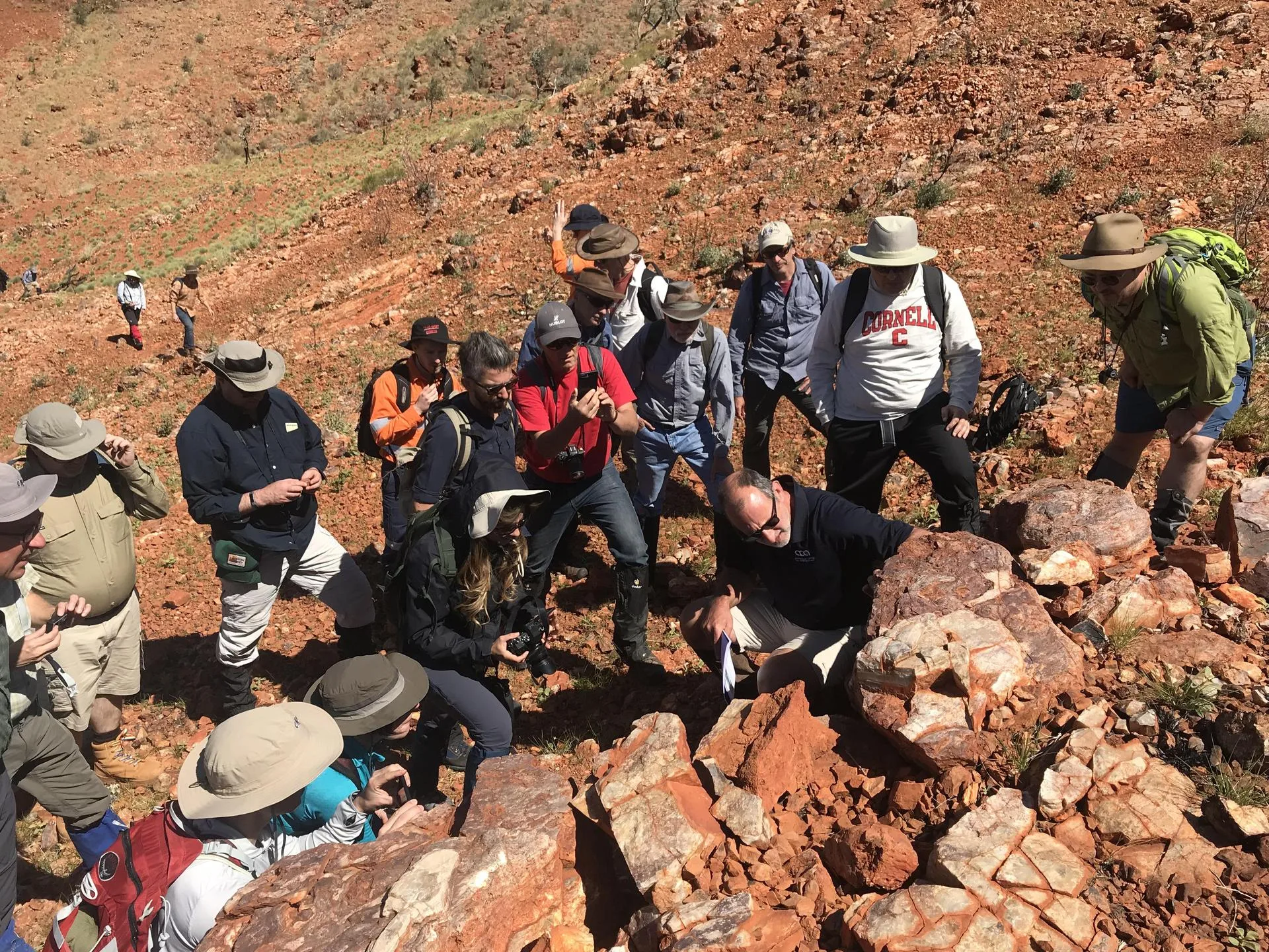 Batı Avustralya'nın Pilbara bölgesinde NASA ve ESA'nın Mars ekiplerinden bilim insanları stromatolitleri inceliyor. Mikrobik topluluklardan oluşan bu kayaçlar, Dünya'daki kesinleşmiş en eski fosil yaşam izleri arasında. Mars'ta aranan yaşam izi de bu türden.