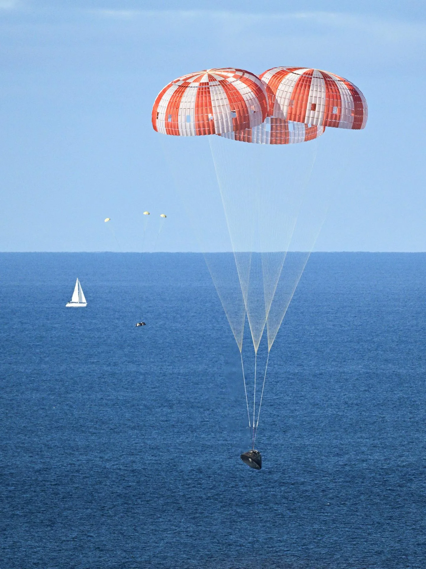 Artemis II ekibini taşıyan Orion kapsülü, Ay'ın çevresindeki yolculuğun ardından Pasifik Okyanusu'na iniyor (10 Nisan 2026).