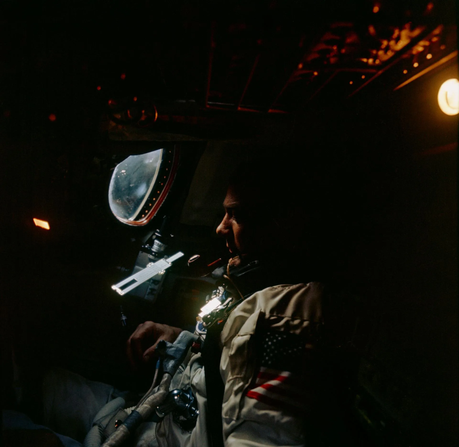 Astronot Buzz Aldrin, Kasım 1966'daki Gemini 12 uçuşu sırasında dar kapsülün içinde