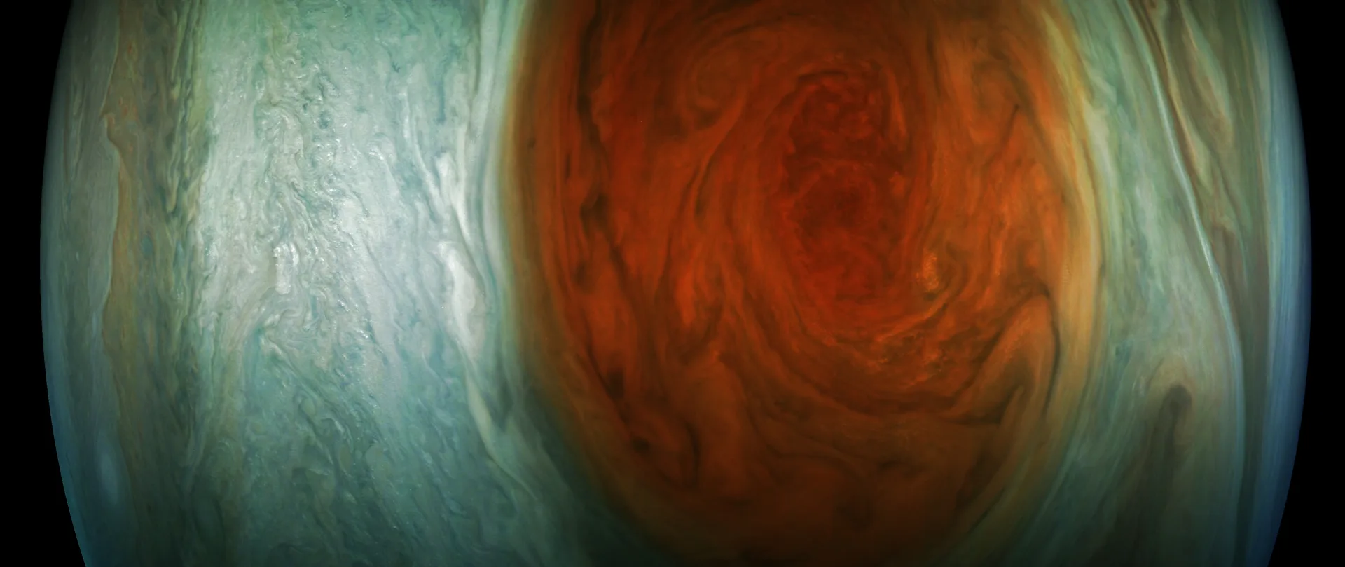 Juno'nun 10 Temmuz 2017'deki yakın geçişinde, bulut tepelerinden yaklaşık 13.900 km uzaktan görülen Büyük Kırmızı Leke (renkleri belirginleştirilmiş)