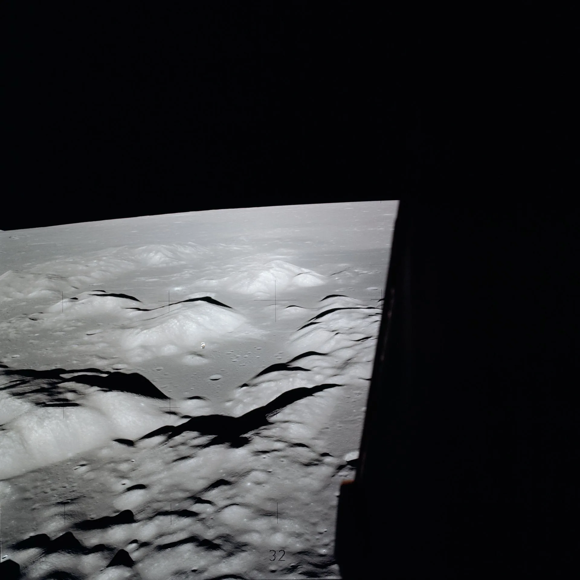 Apollo 17 komuta ve servis modülü, Ay'daki iniş bölgesinin üzerinde. Gerçek uzay yolculuğu, filmlerdeki gürültülü savaşların aksine sessiz geçer.