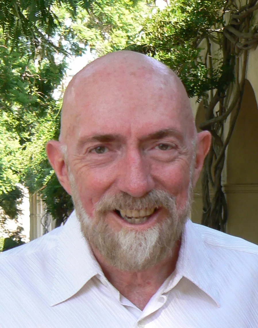 Kip Thorne, Caltech'te. Morris ile birlikte 1988'de geçilebilir solucan deliği modelini yayımladı; aynı yıl bu geometrinin bir zaman makinesine dönüştürülebileceğini gösterdi.