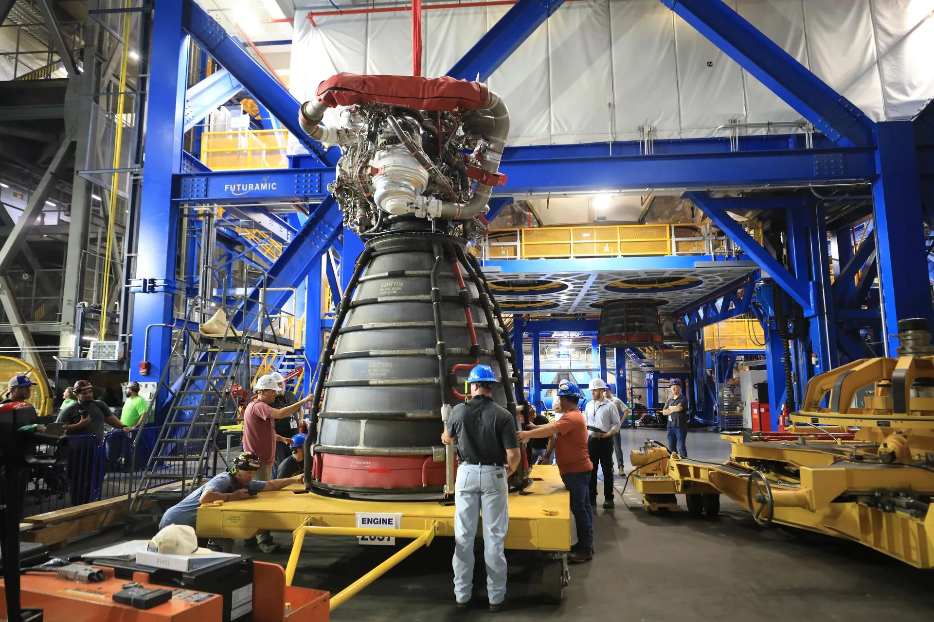 Artemis III roketinin mekik emeklisi RS-25 motorları yerine takılıyor