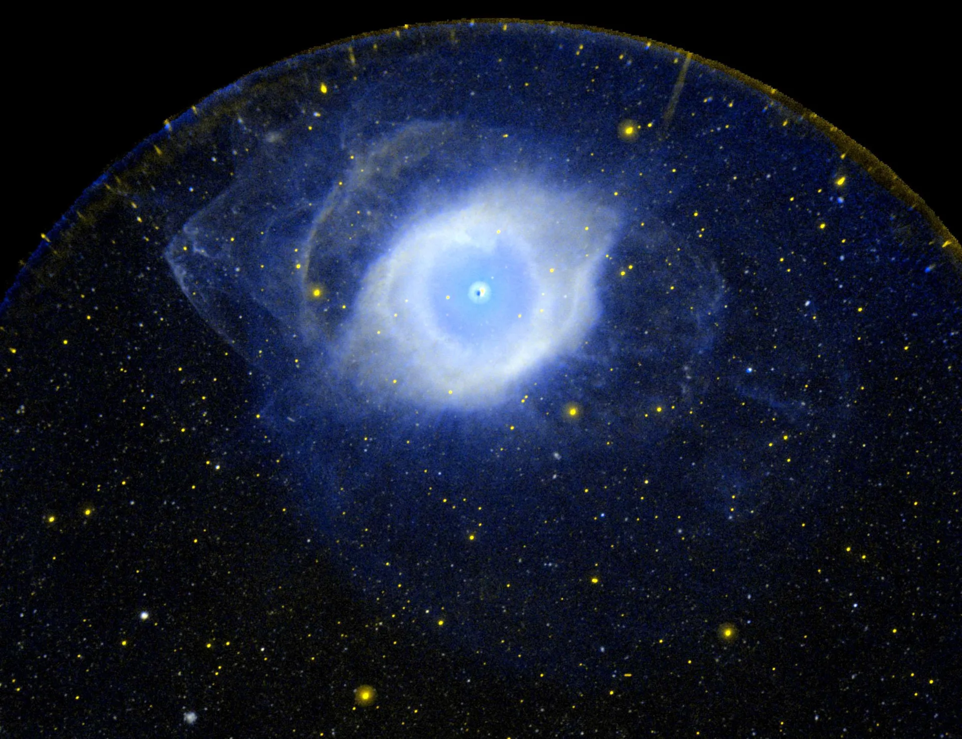 Helix Bulutsusu (NGC 7293): Güneş benzeri bir yıldızın attığı dış katmanları. Merkezdeki küçük, çok sıcak nokta geride kalan beyaz cücedir.
