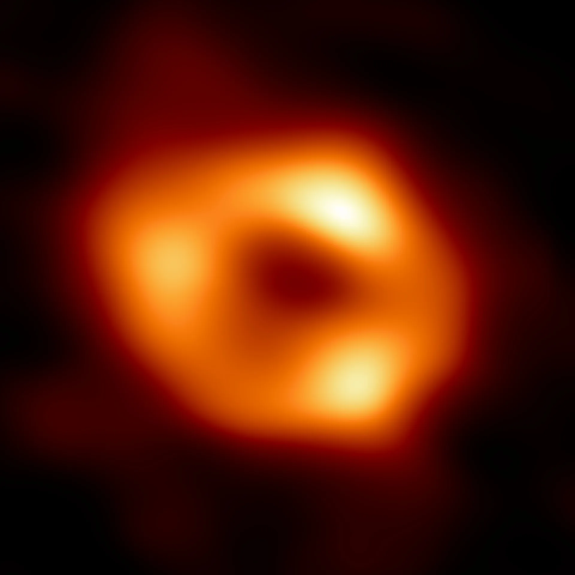 Sagittarius A*'ın Event Horizon Telescope ile elde edilen ilk görüntüsü, 12 Mayıs 2022'de yayımlandı. Ortadaki karanlık bölge kara deliğin gölgesi, çevresindeki parlak halka ise ışığın kütleçekimle bükülmesiyle oluşuyor.