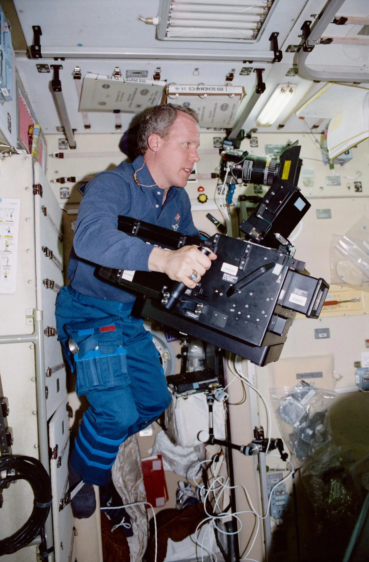 NASA astronotu Thomas D. Jones, Şubat 2001'deki STS-98 görevinde Uluslararası Uzay İstasyonu'nun Rus yapımı Zvezda modülünde IMAX kamerasıyla çekim yapıyor. Vızov ekibi de yirmi yıl sonra aynı istasyonun Rus bölümünde çalıştı.