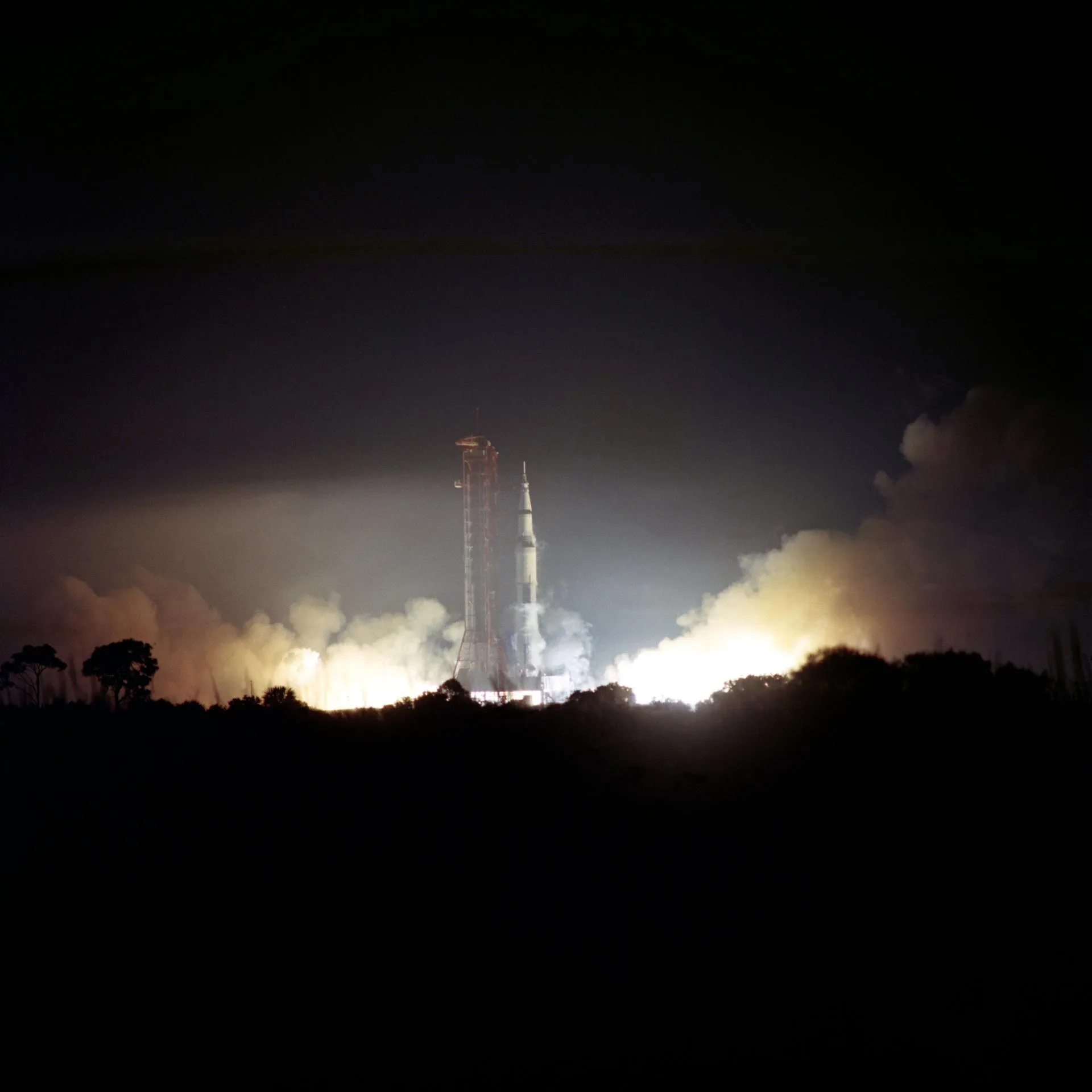 Apollo 17'yi taşıyan Saturn V, 7 Aralık 1972 gecesi kalkıyor; programın tek gece fırlatması
