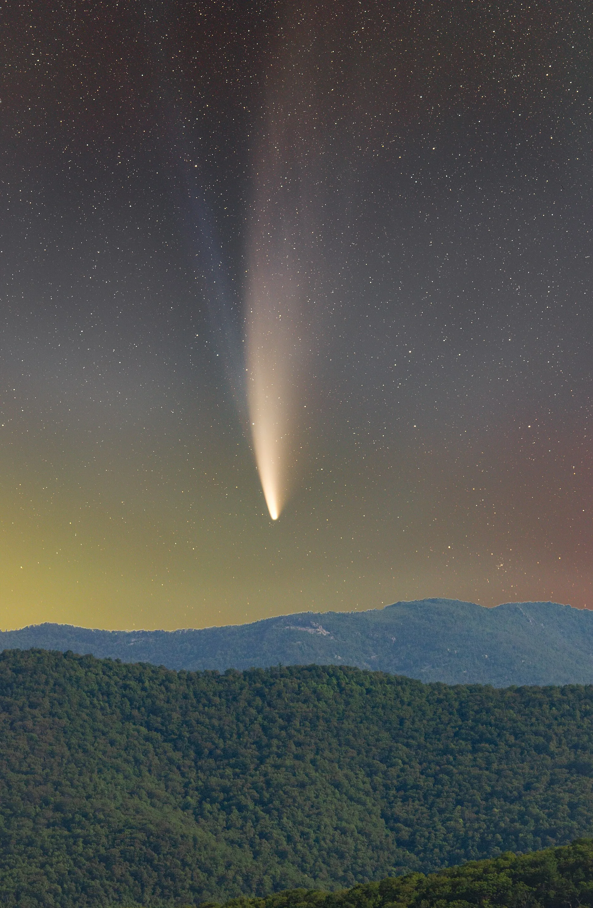 12 Temmuz 2020'de görüntülenen C/2020 F3 (NEOWISE): parlak toz kuyruğu ve ondan ayrışan daha soluk iyon kuyruğu birlikte görülüyor
