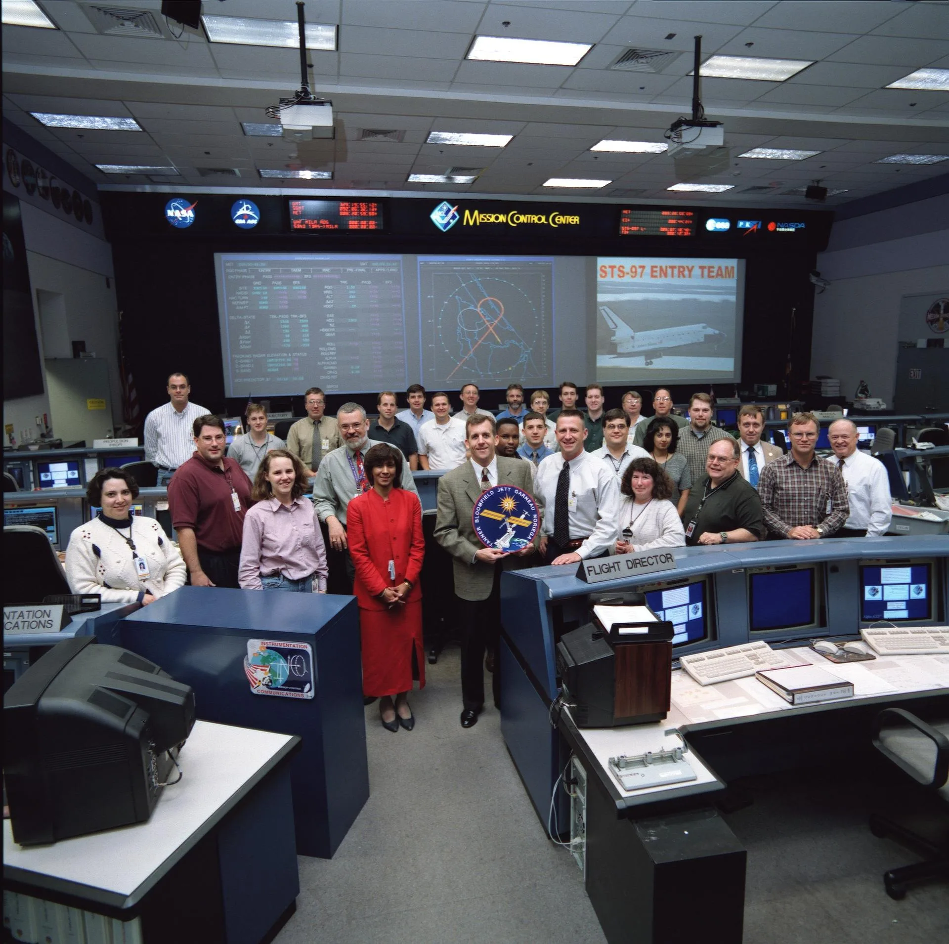 STS-97 görevinin iniş vardiyasındaki uçuş kontrolörleri, Houston Görev Kontrol Merkezi'nin mekik uçuş kontrol odasında (2000).