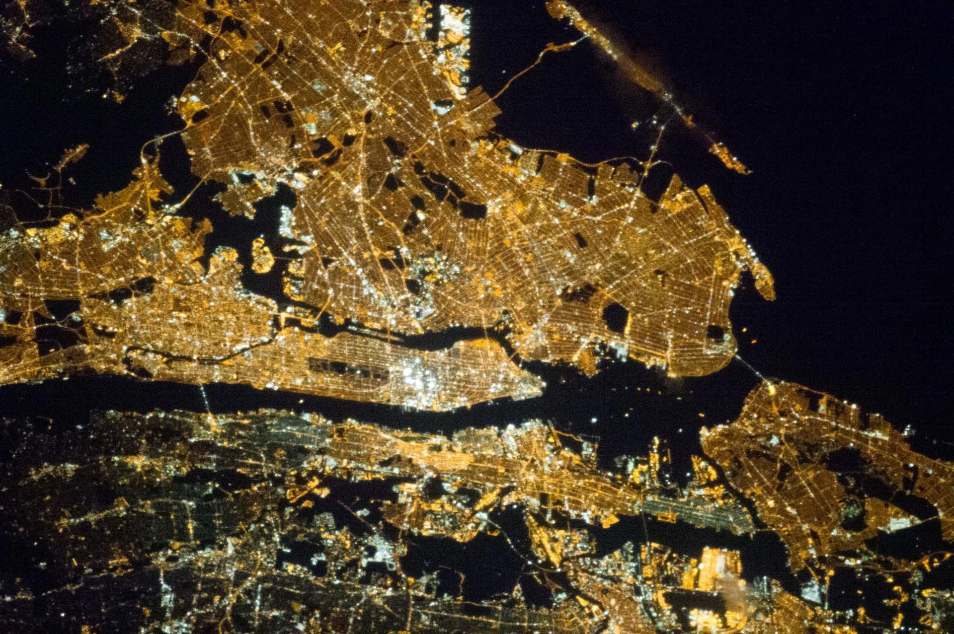 Uzay İstasyonu'ndan gece görünümü: New York ve çevresi, ortada Manhattan