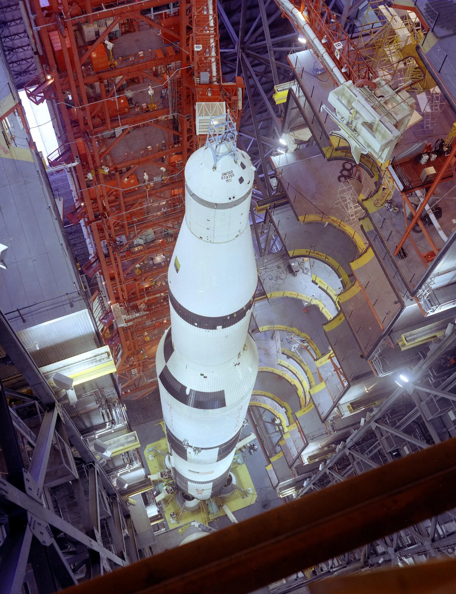 İlk Saturn V (SA-501), Apollo 4 uçuşu öncesinde Kennedy Uzay Merkezi'nin Araç Montaj Binası'nda.