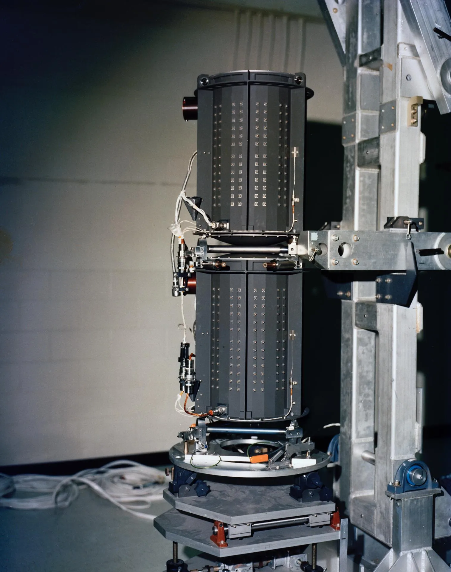 Voyager sondalarına güç veren üç radyoizotop termoelektrik jeneratörden (RTG) biri, NASA Kennedy Uzay Merkezi'nde