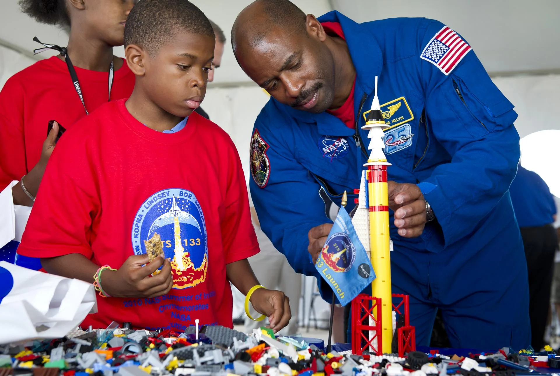 NASA astronotu Leland Melvin, LEGO parçalarıyla gelecekteki uzay yaşamını tasarlayan öğrencilerle sohbet ediyor